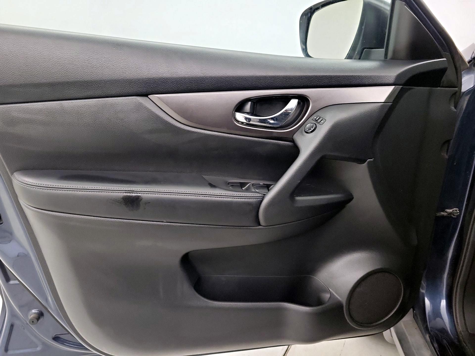 Thumbnail: 2016 Nissan Rogue - 10