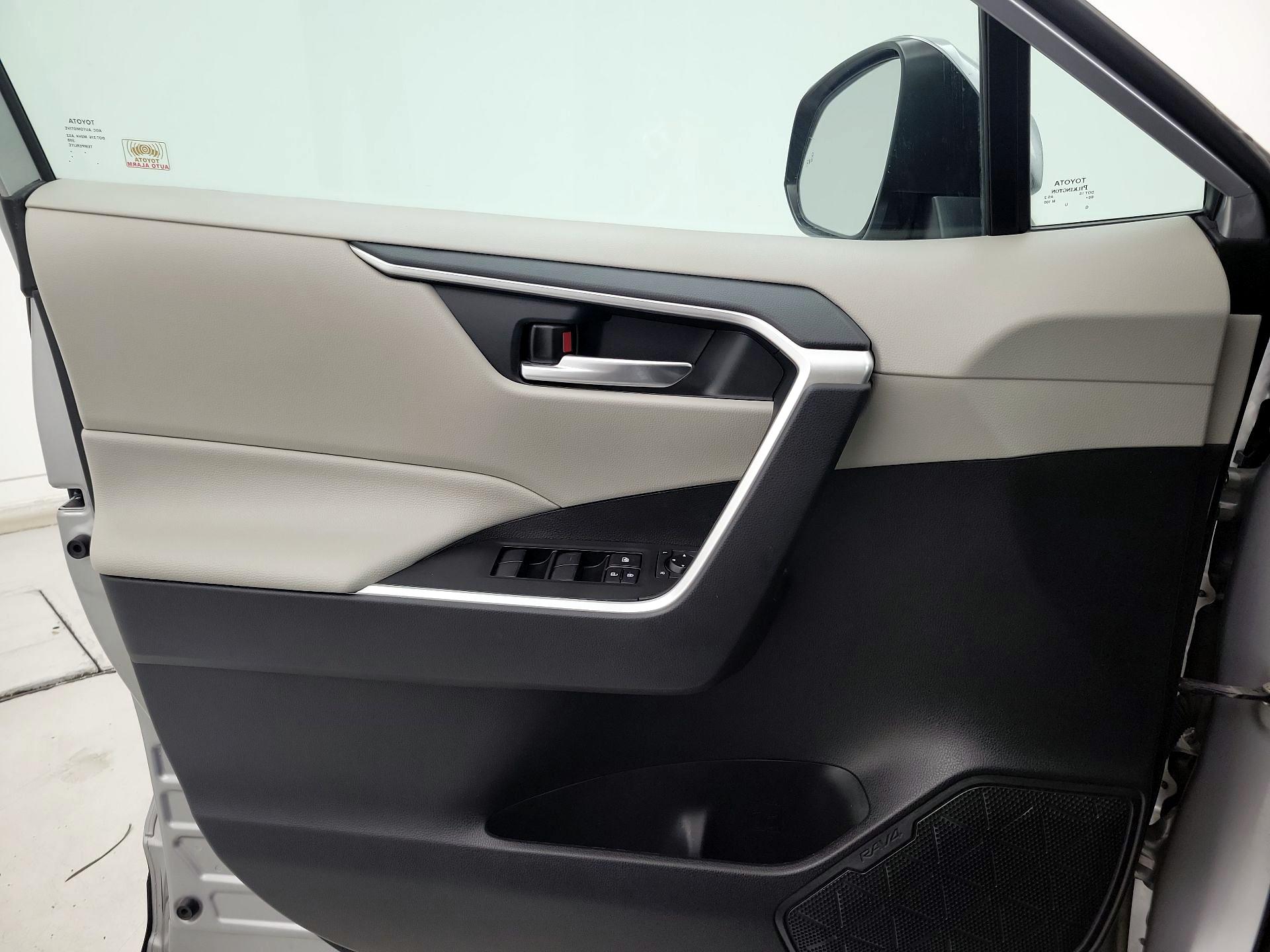 Thumbnail: 2020 Toyota RAV4 - 10