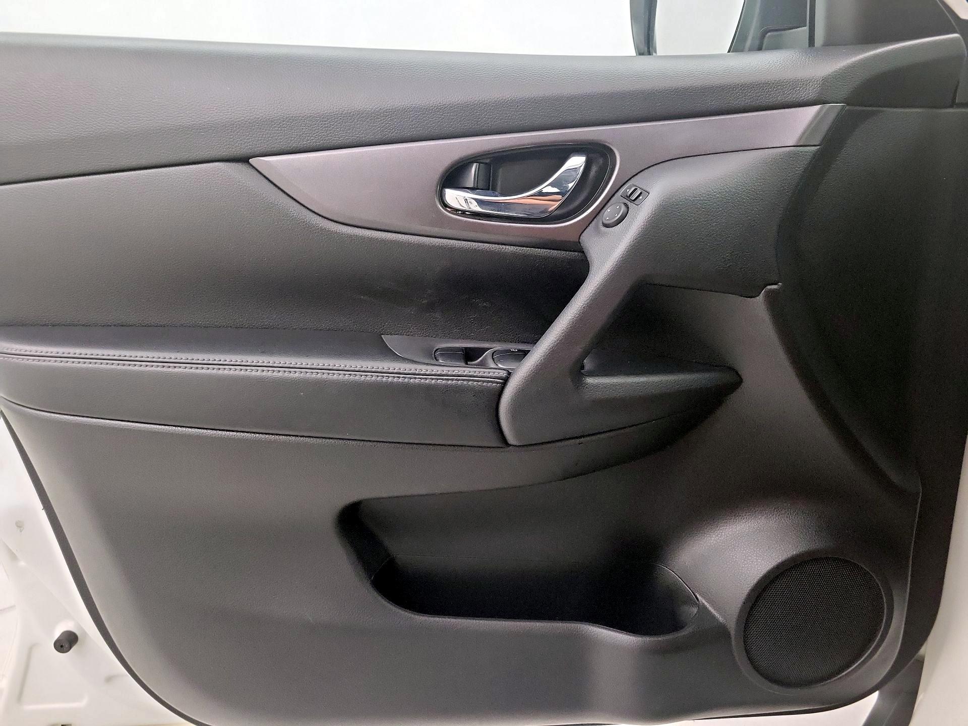 Thumbnail: 2016 Nissan Rogue - 10