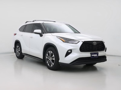 White 2022 Toyota Highlander XLE