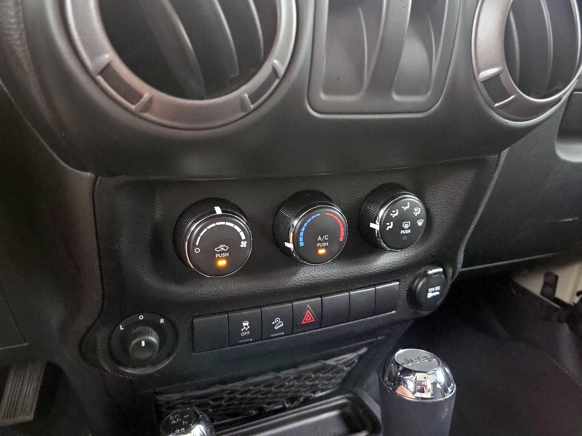 Thumbnail: 2017 Jeep Wrangler - 14