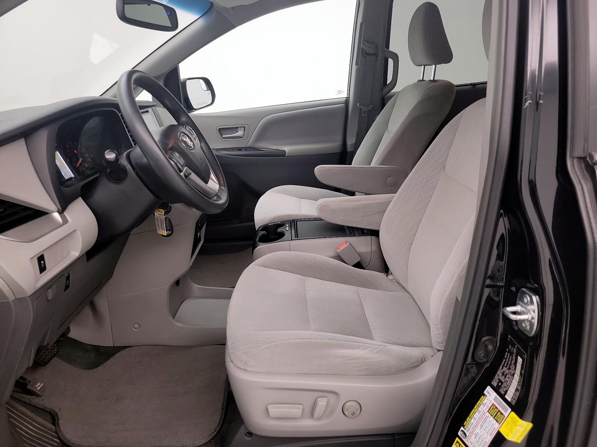 Thumbnail: 2016 Toyota Sienna - 9