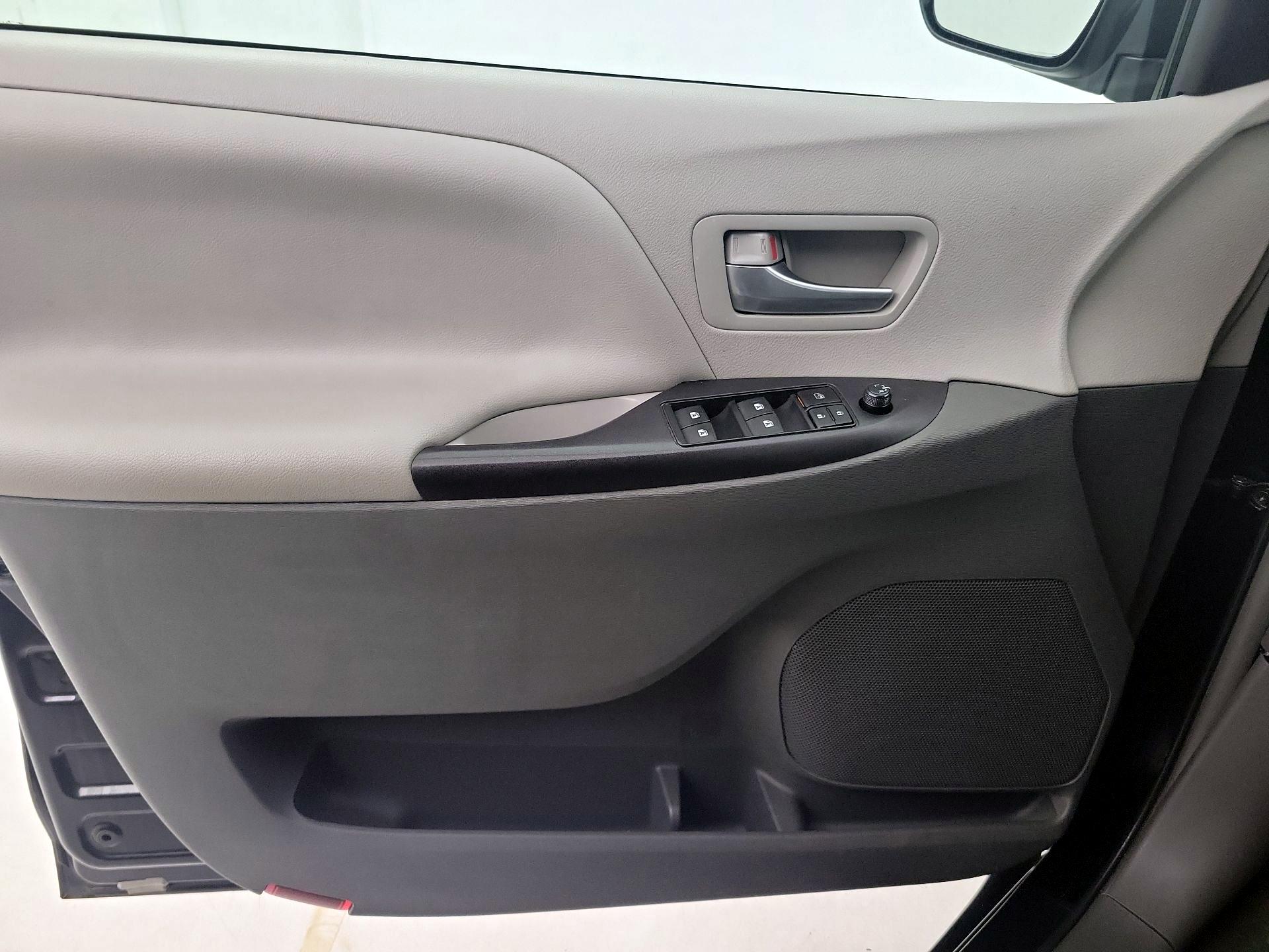 Thumbnail: 2016 Toyota Sienna - 10