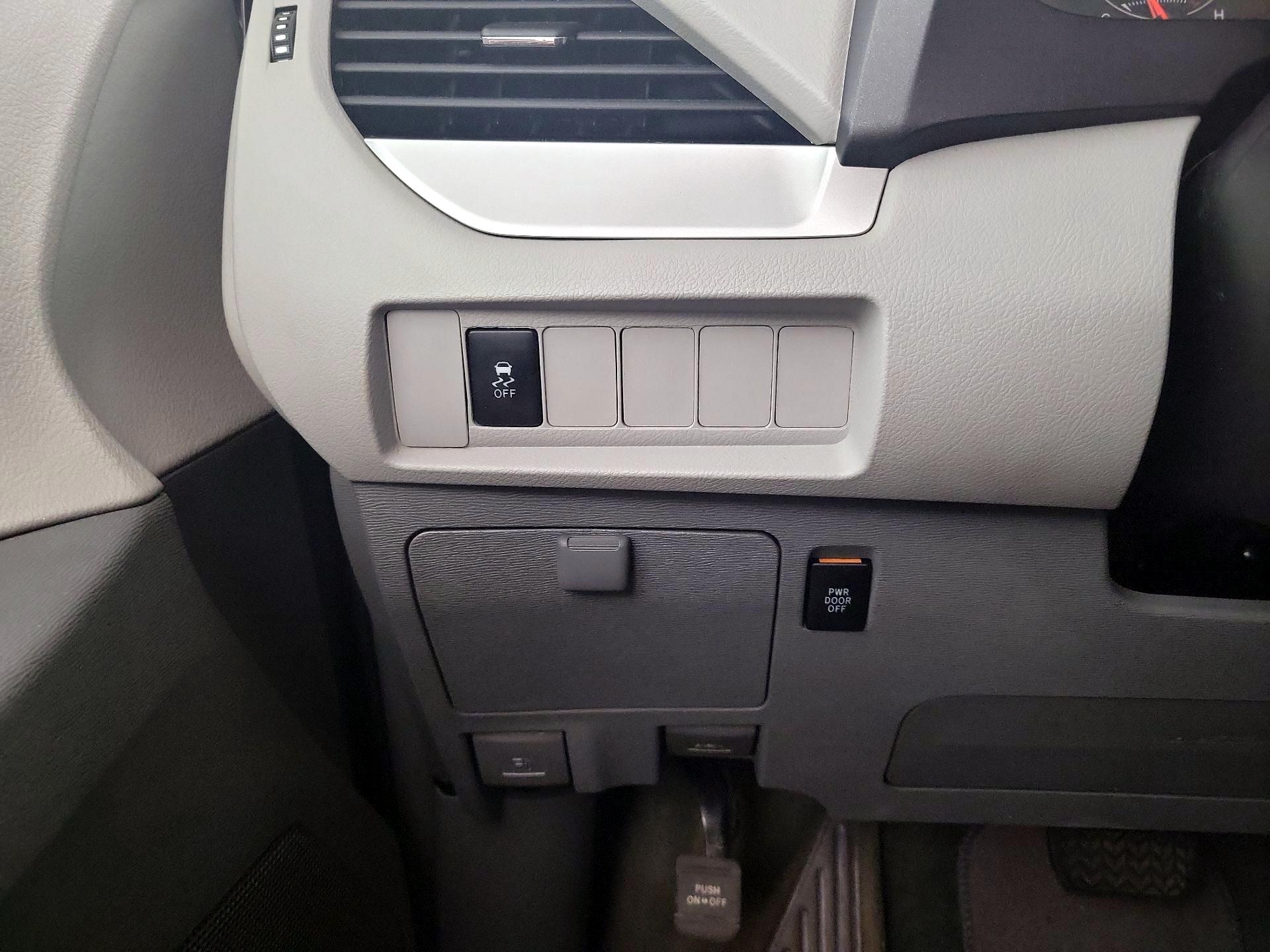 Thumbnail: 2016 Toyota Sienna - 11