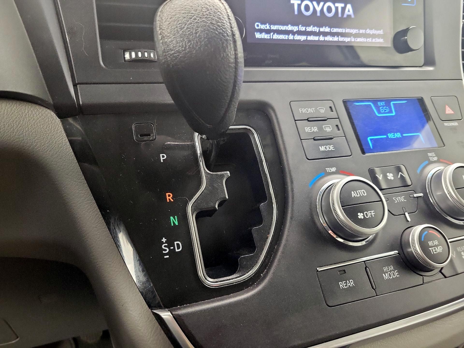 Thumbnail: 2016 Toyota Sienna - 15