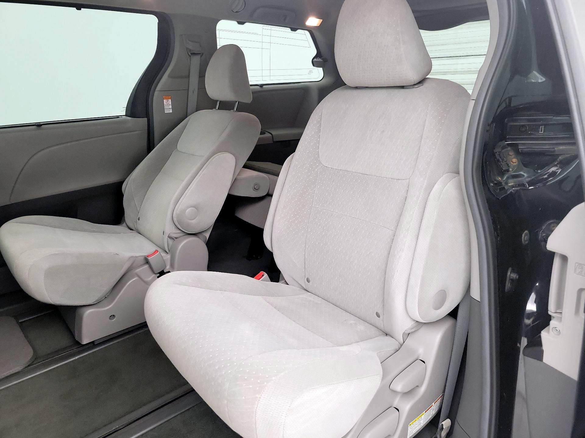Thumbnail: 2016 Toyota Sienna - 17