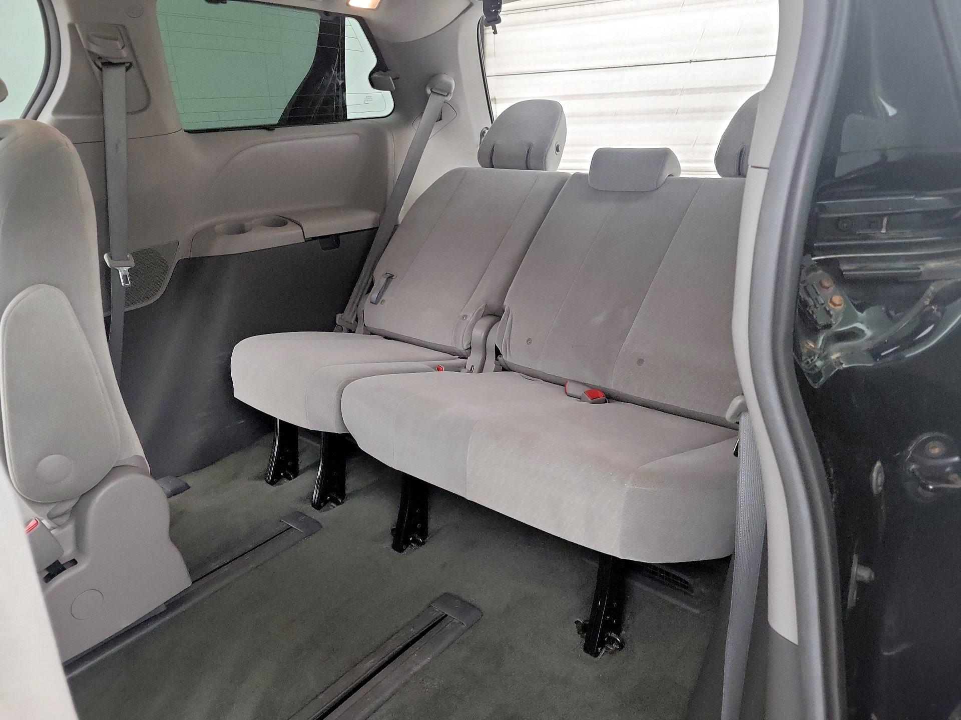 Thumbnail: 2016 Toyota Sienna - 18