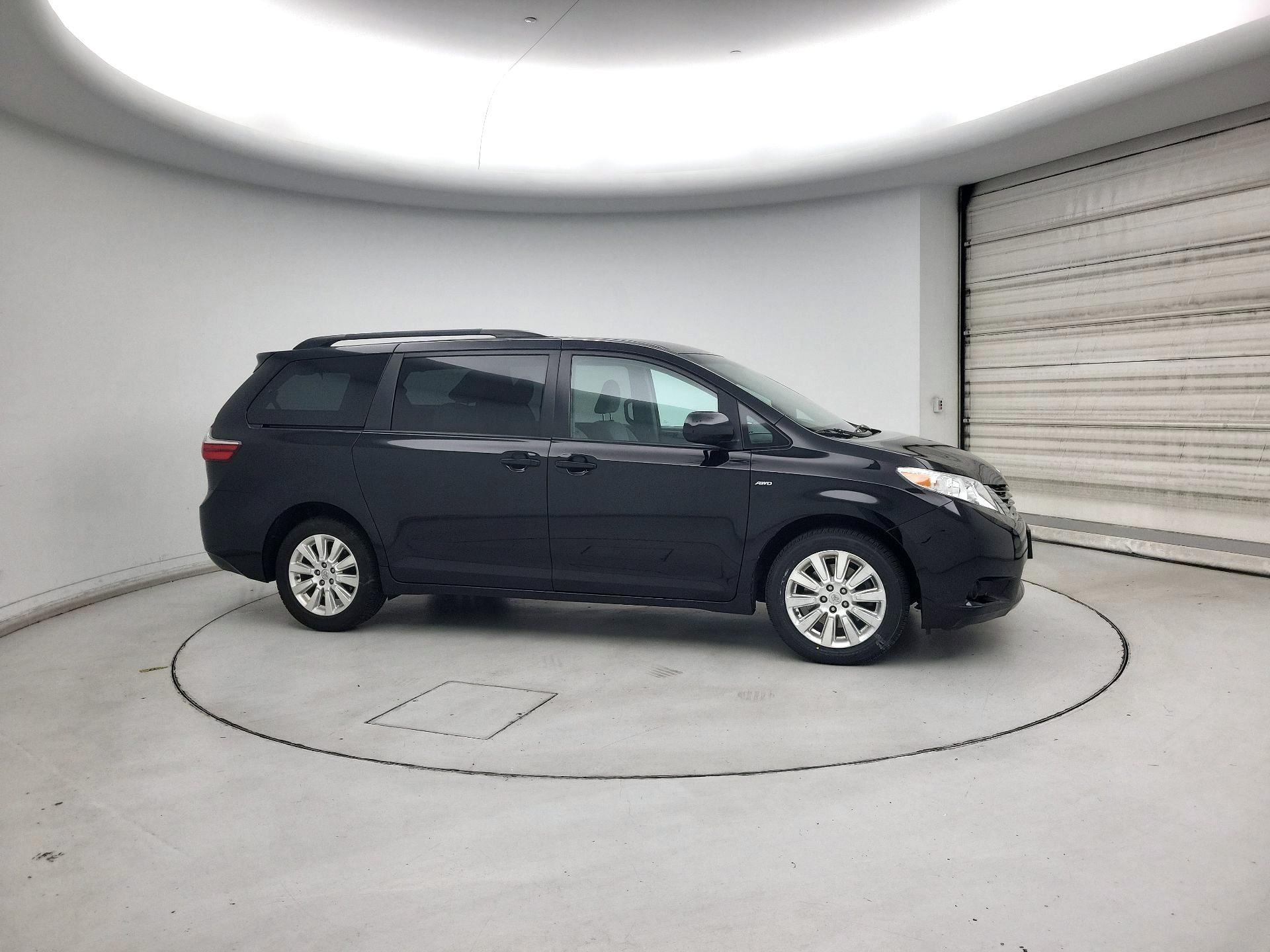 Thumbnail: 2016 Toyota Sienna - 4