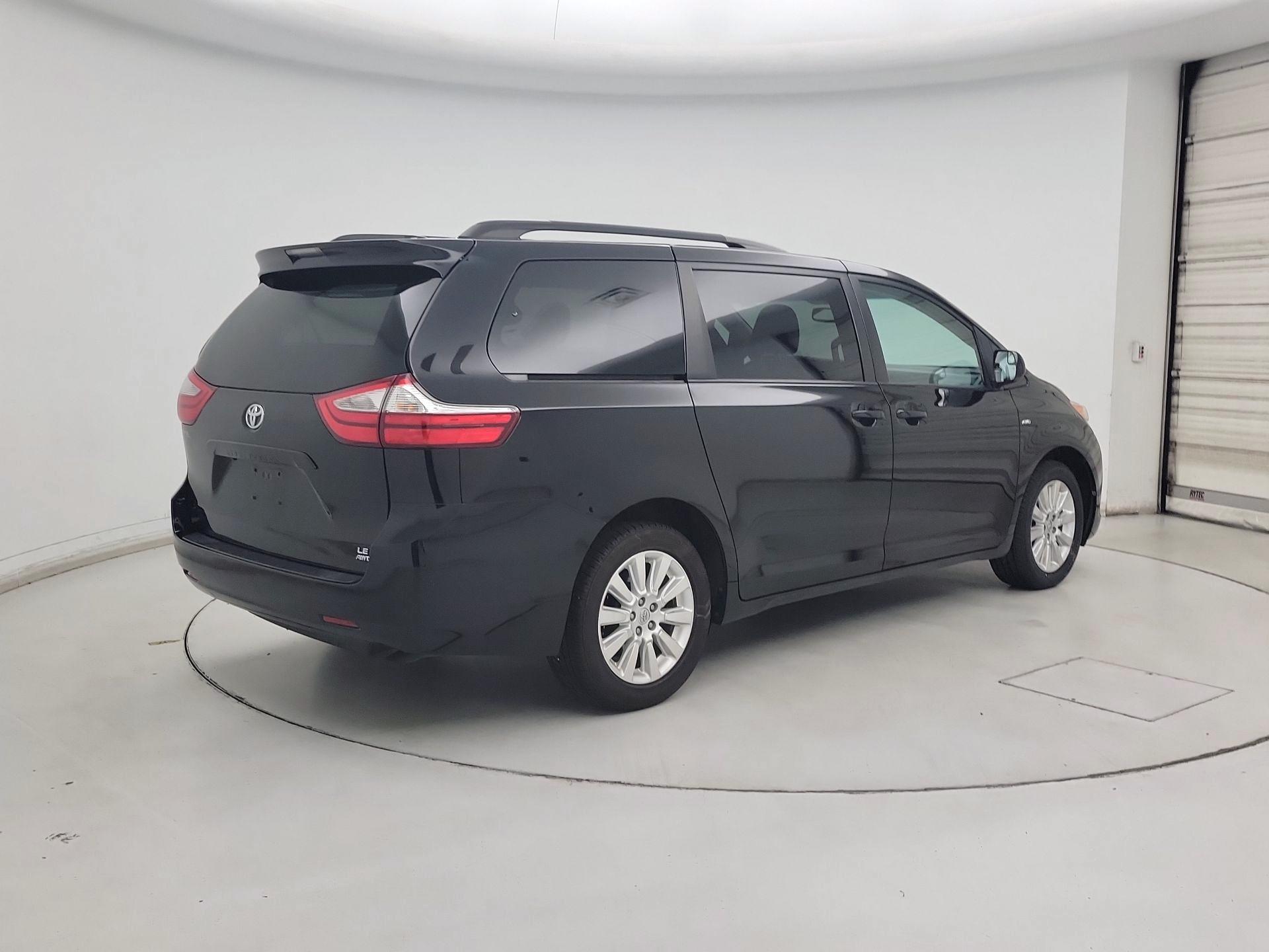 Thumbnail: 2016 Toyota Sienna - 5