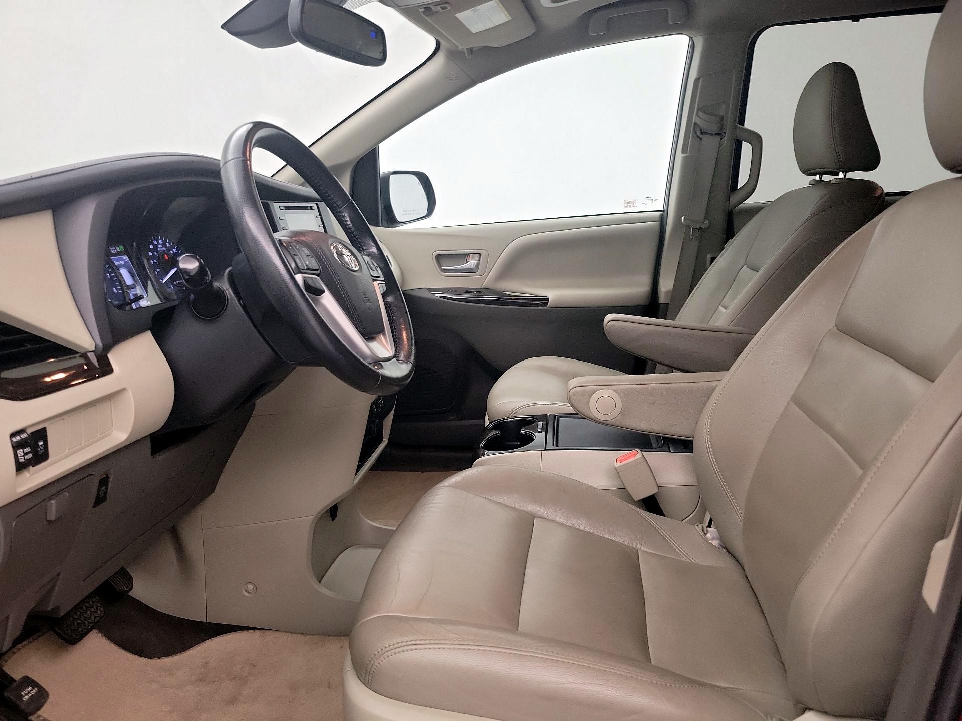 Thumbnail: 2019 Toyota Sienna - 11