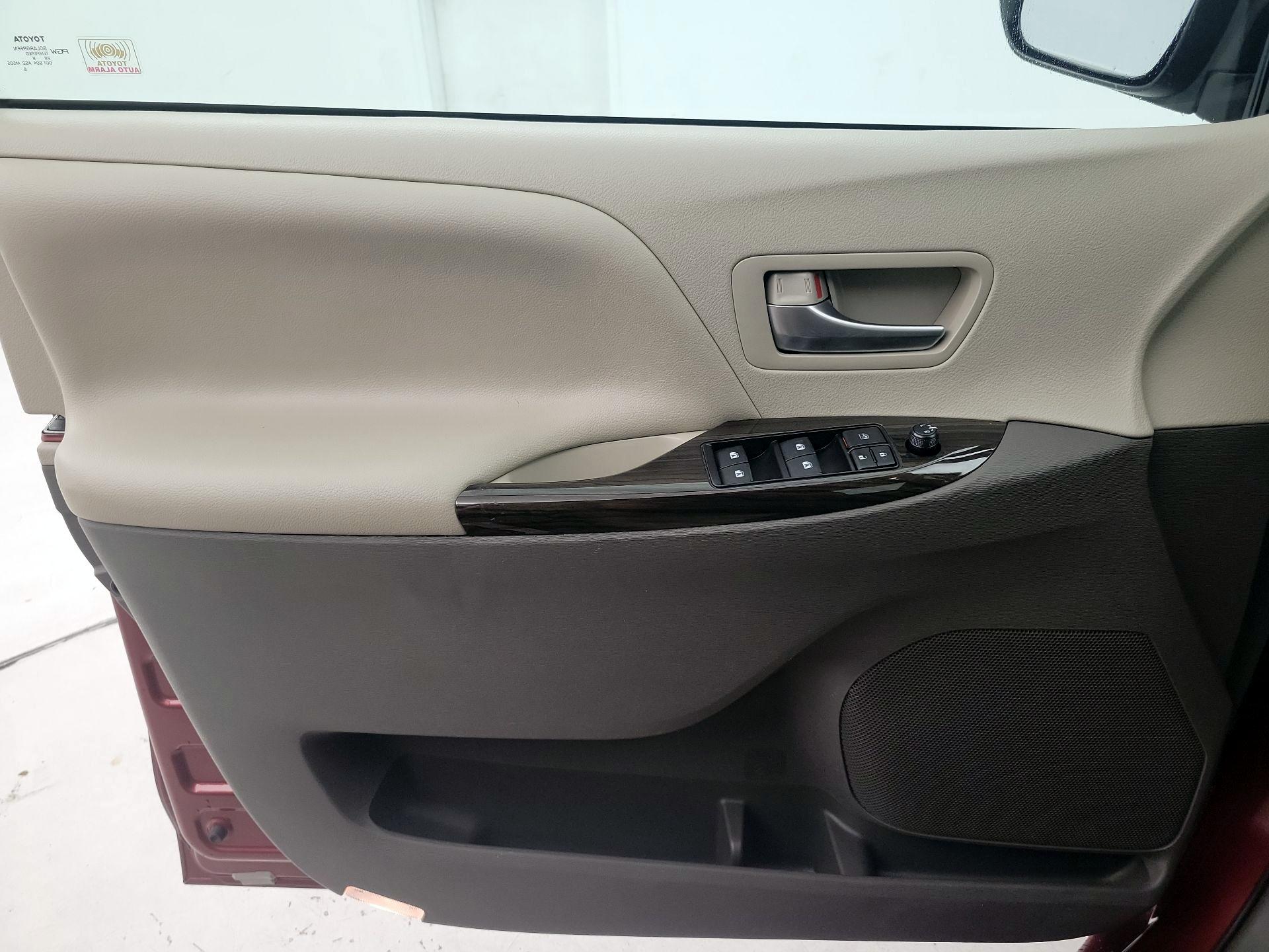 Thumbnail: 2019 Toyota Sienna - 12