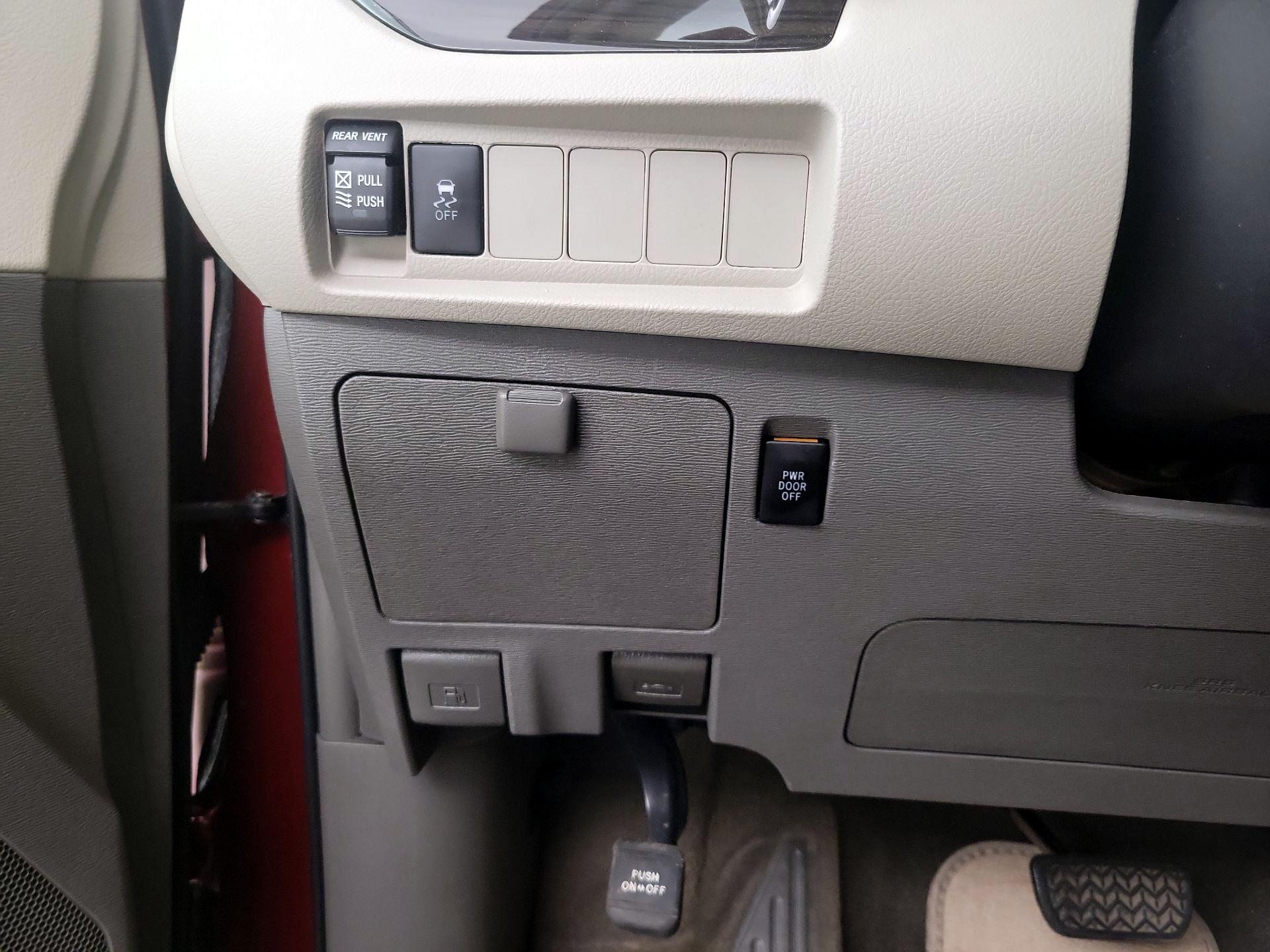 Thumbnail: 2019 Toyota Sienna - 13