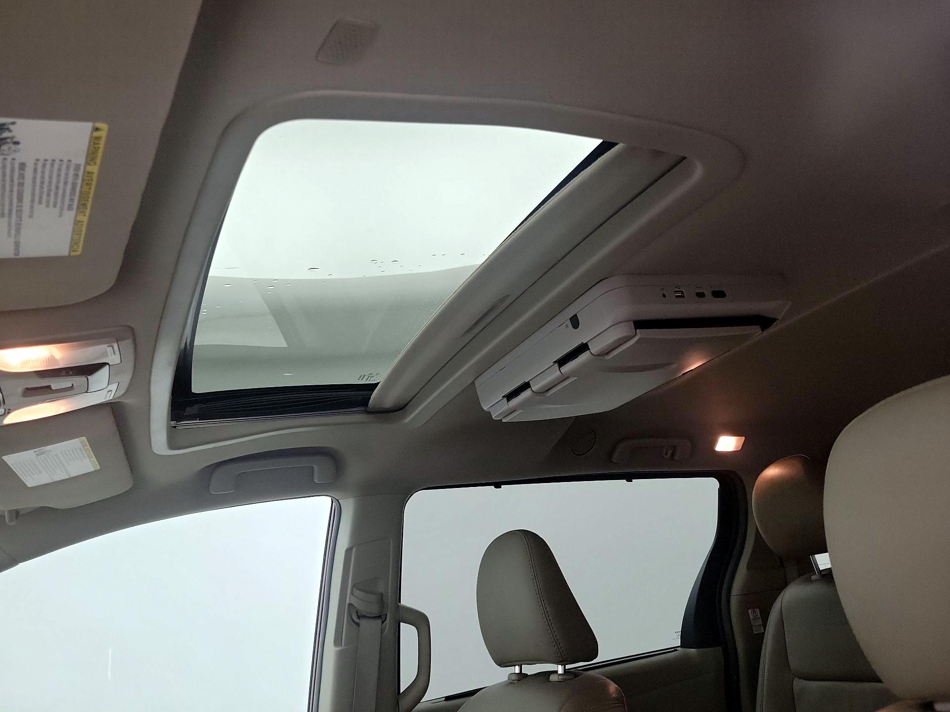 Thumbnail: 2019 Toyota Sienna - 19