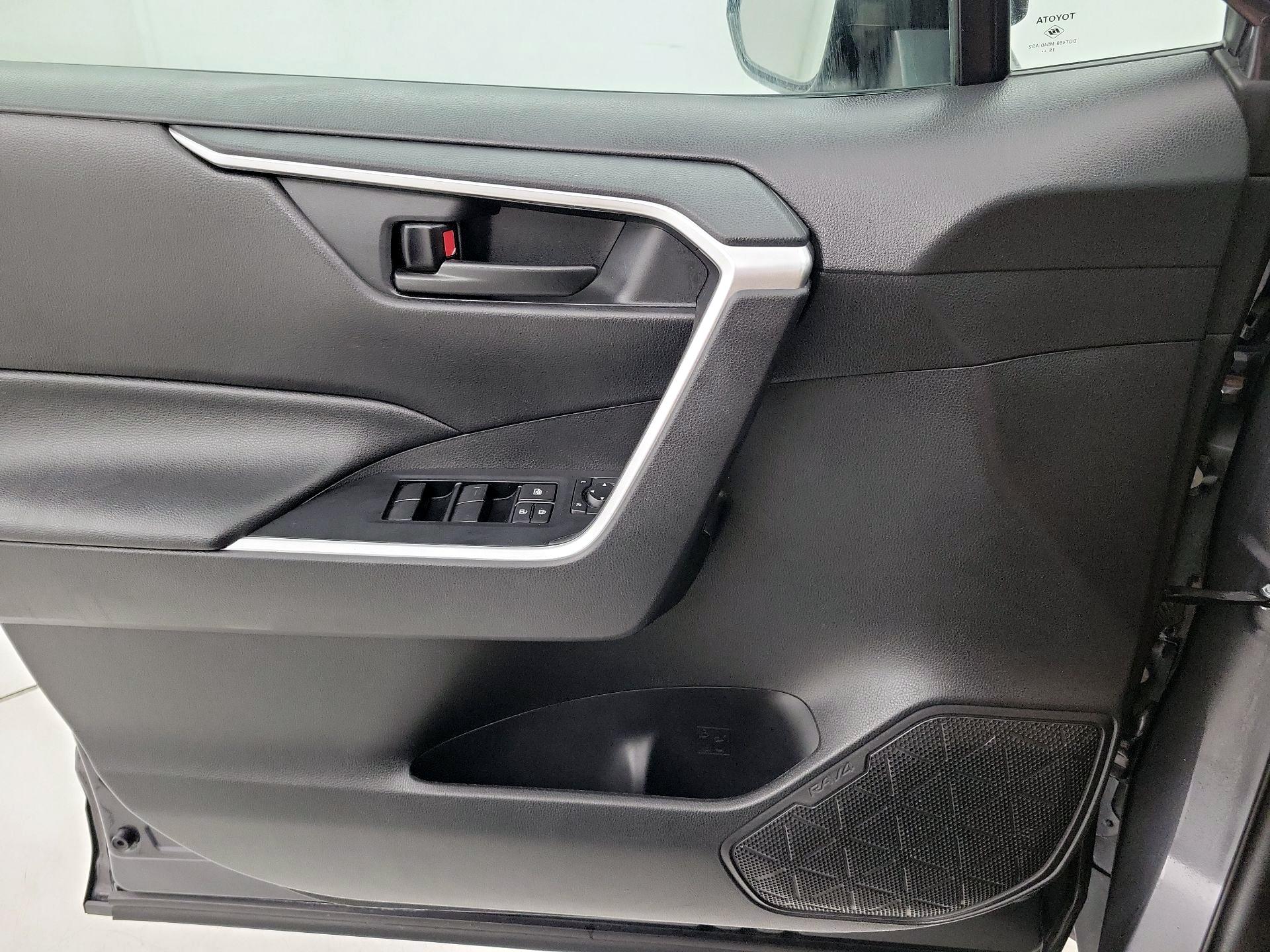 Thumbnail: 2020 Toyota RAV4 - 12