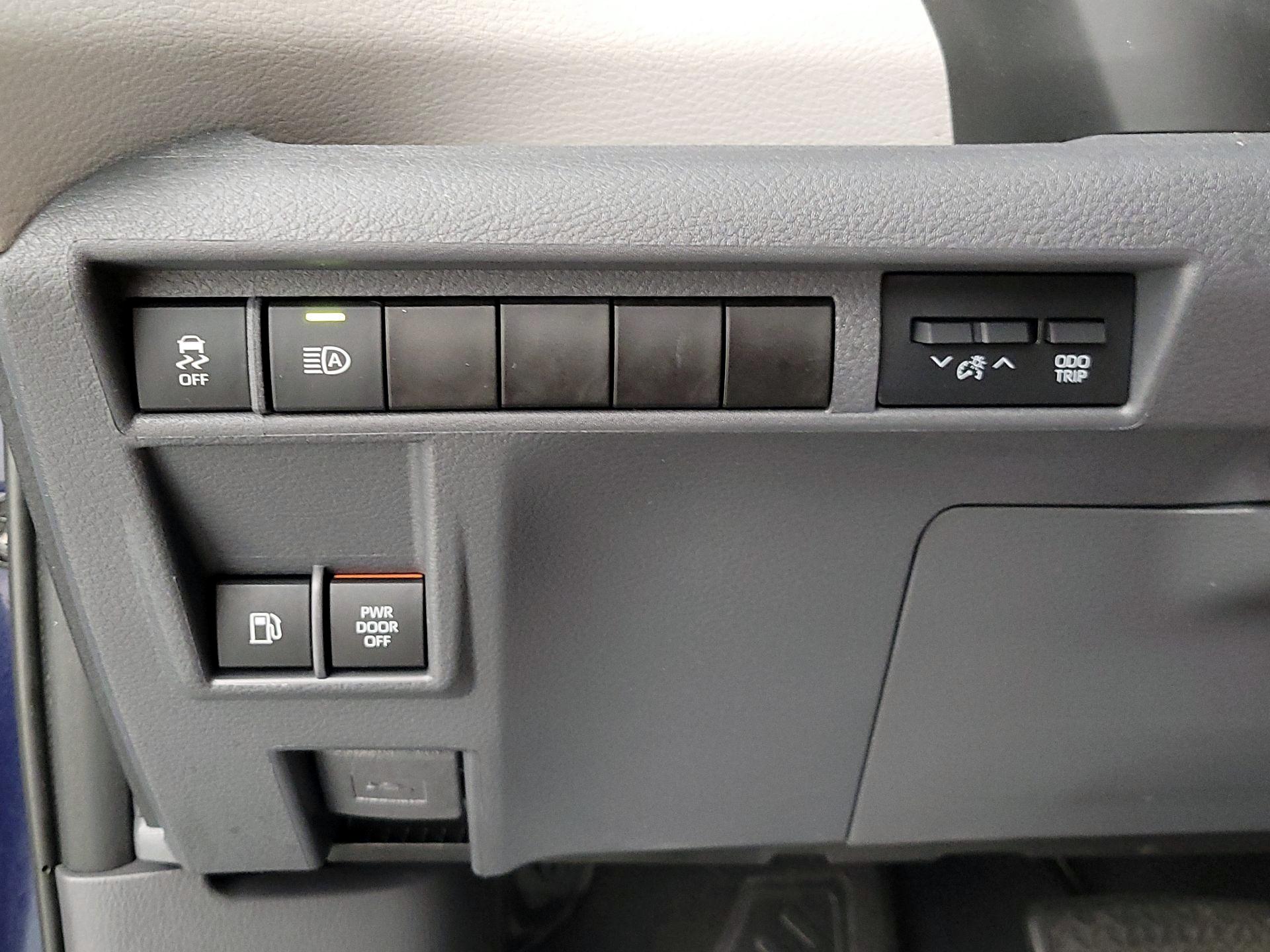 Thumbnail: 2021 Toyota Sienna - 13