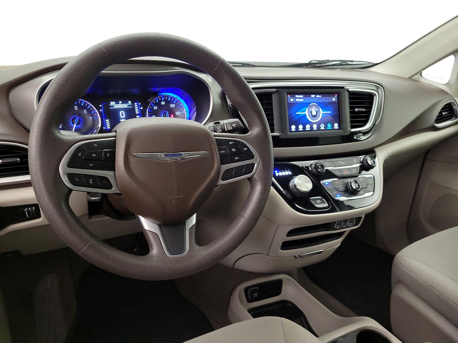 Thumbnail: 2021 Chrysler Voyager - 9