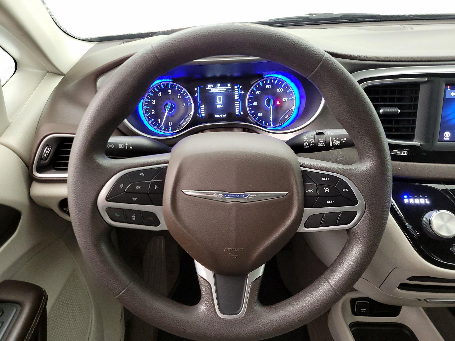 Thumbnail: 2021 Chrysler Voyager - 10