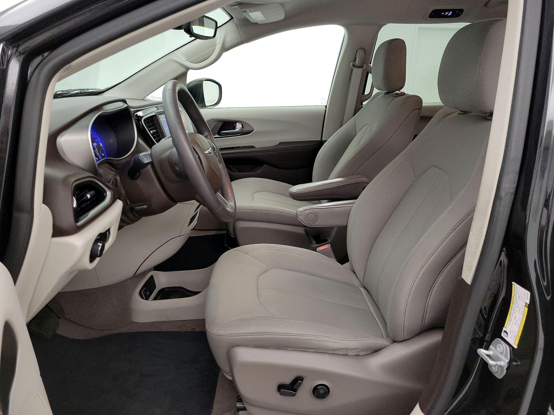 Thumbnail: 2021 Chrysler Voyager - 11