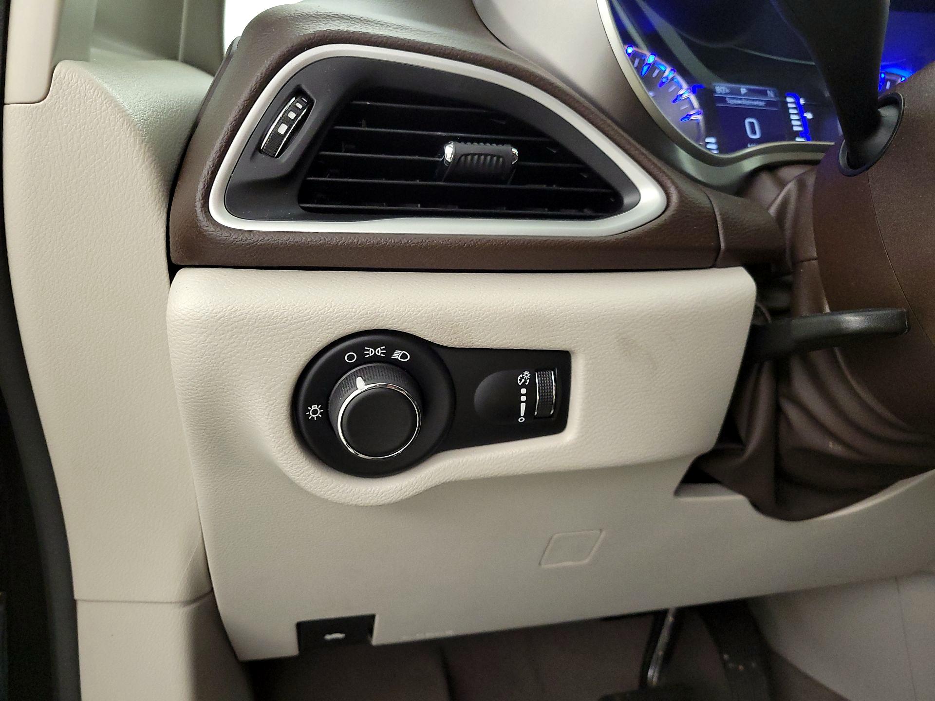 Thumbnail: 2021 Chrysler Voyager - 13
