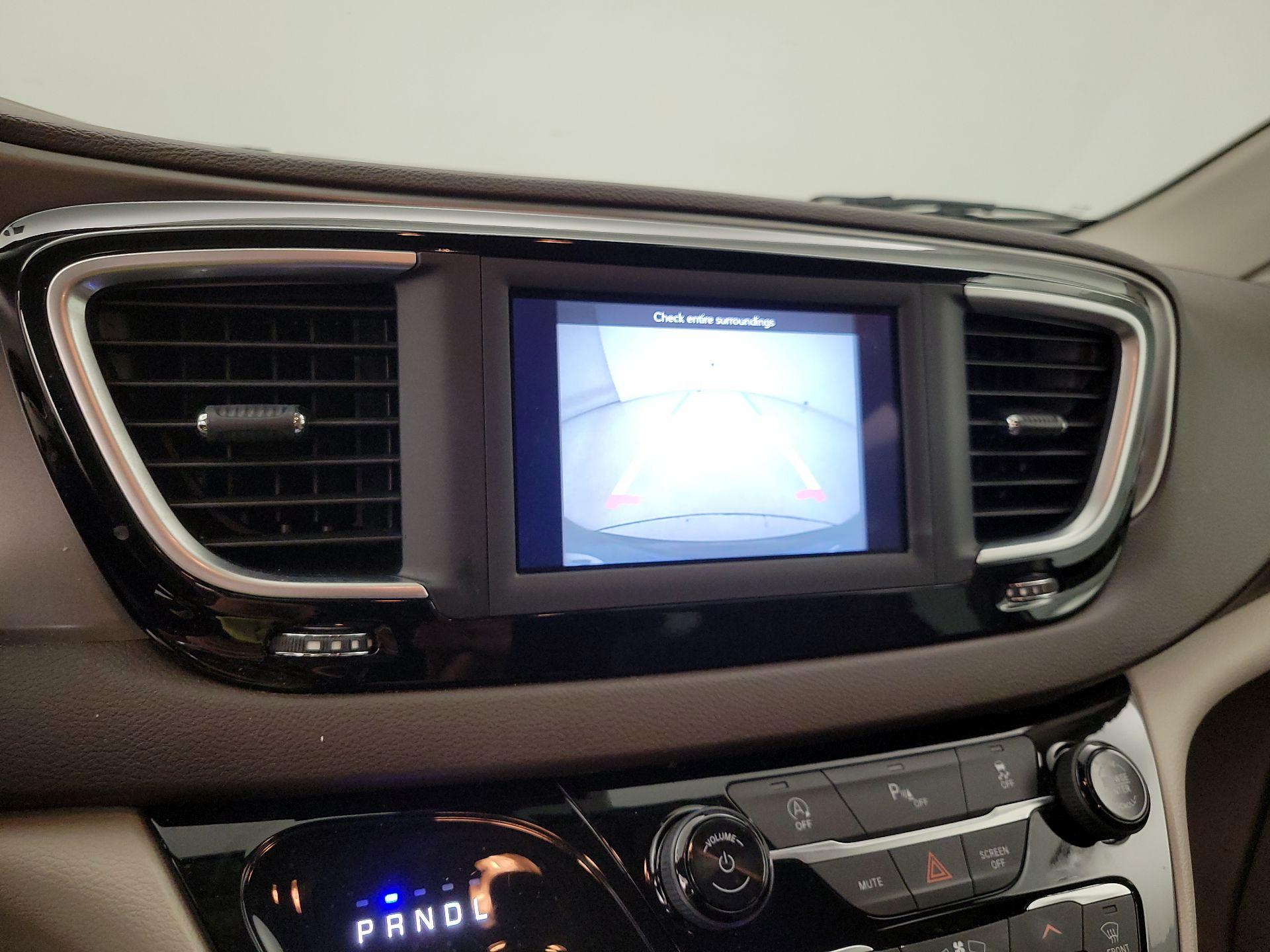 Thumbnail: 2021 Chrysler Voyager - 14
