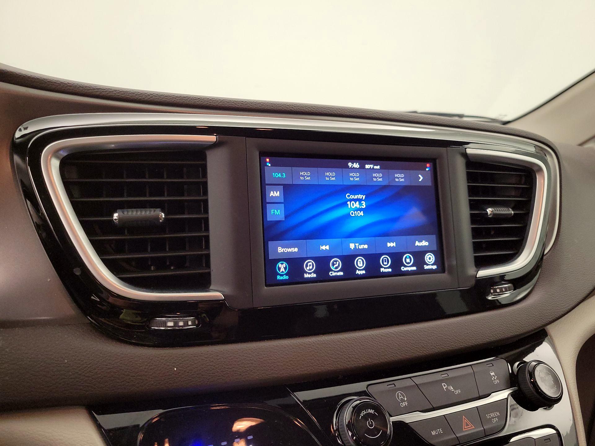 Thumbnail: 2021 Chrysler Voyager - 15