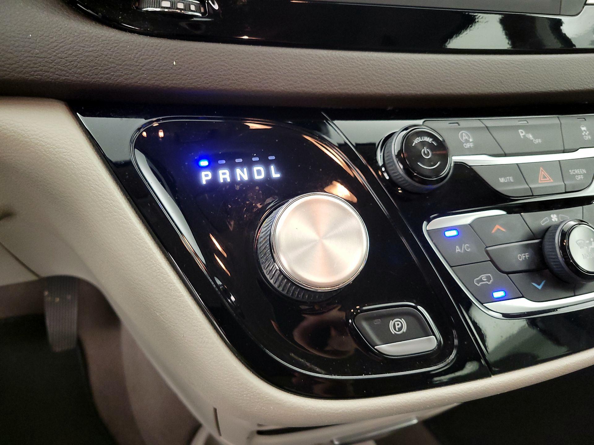 Thumbnail: 2021 Chrysler Voyager - 17