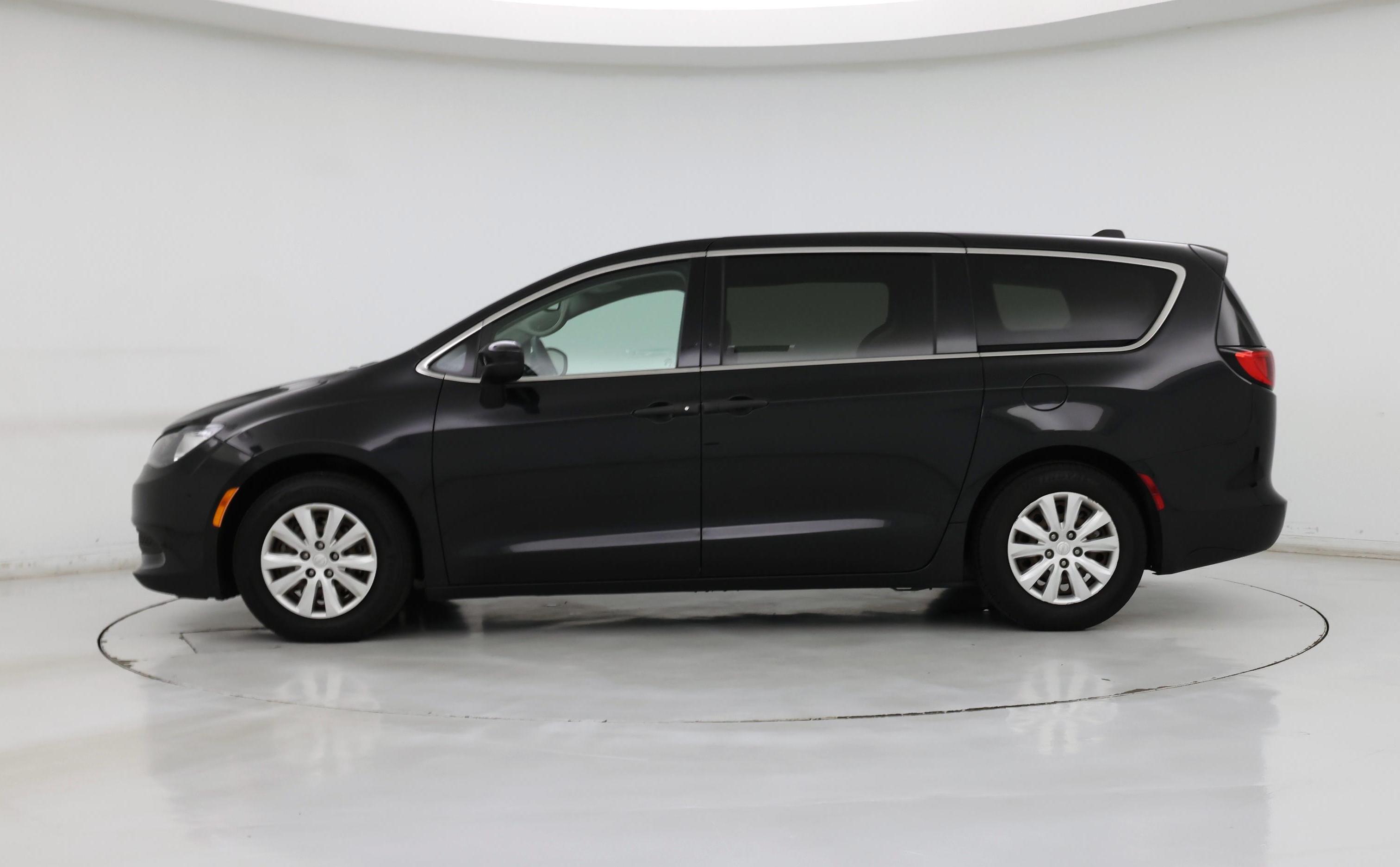 Thumbnail: 2021 Chrysler Voyager - 3
