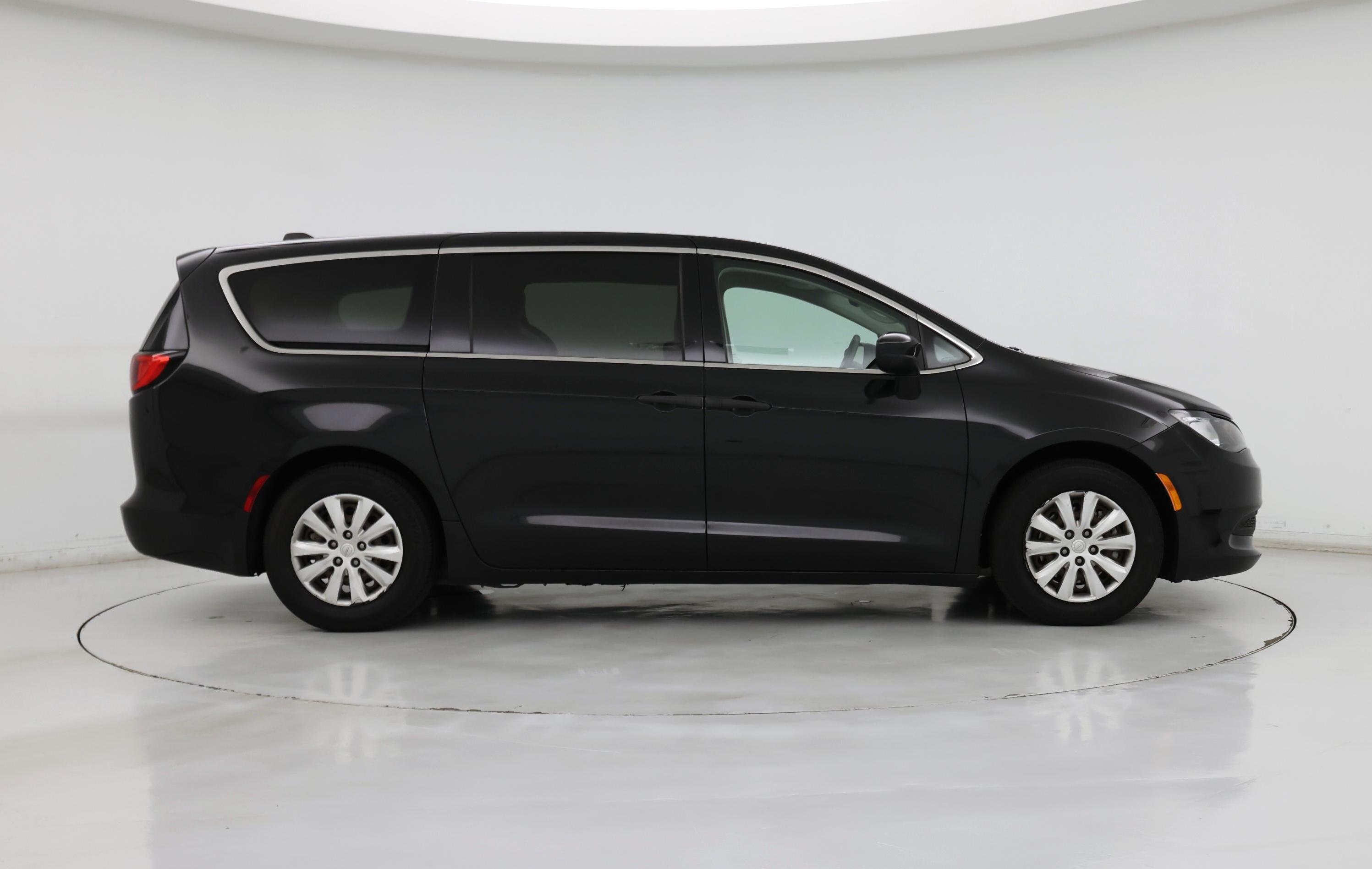 Thumbnail: 2021 Chrysler Voyager - 7