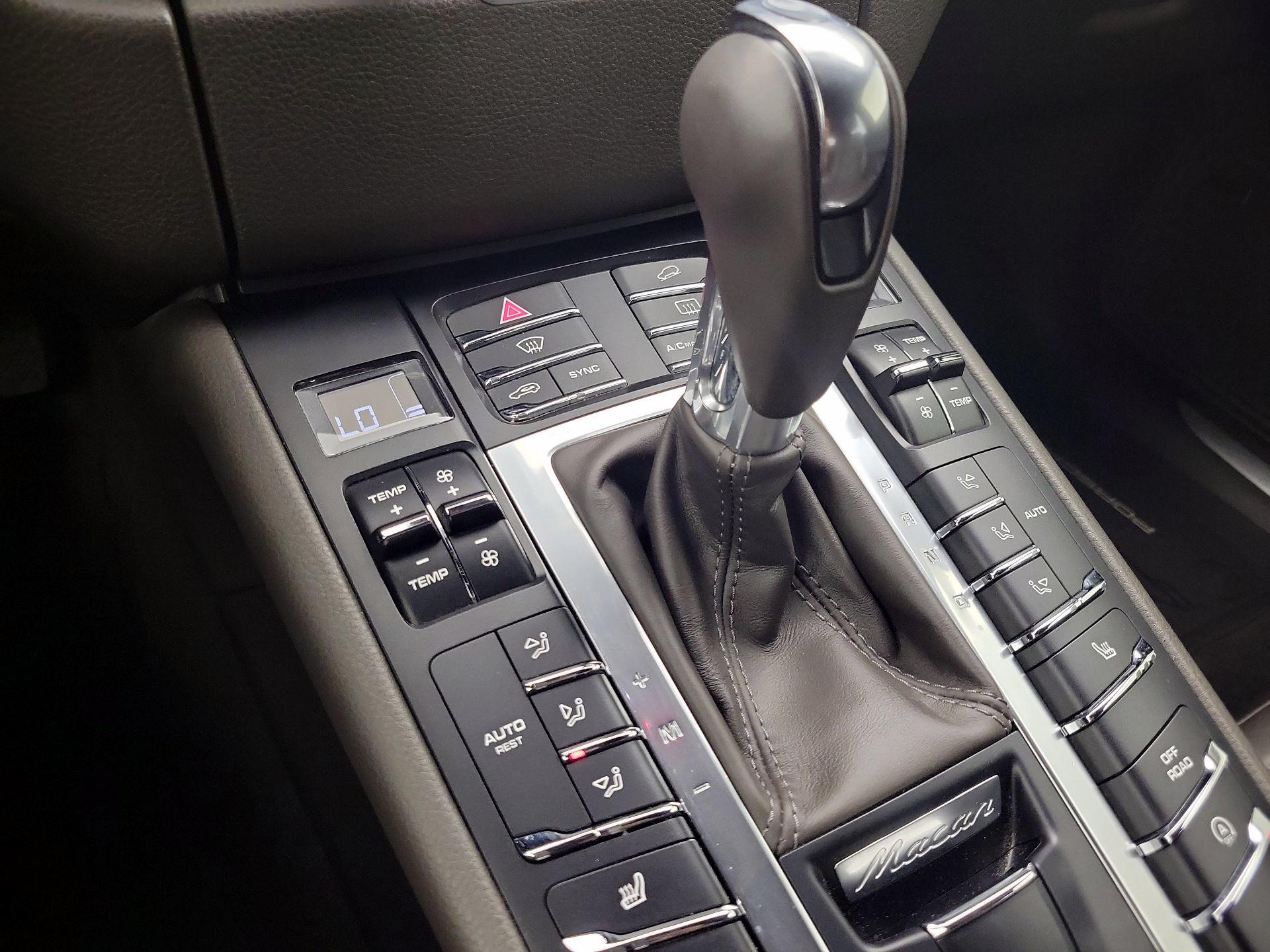 Thumbnail: 2015 Porsche Macan - 16