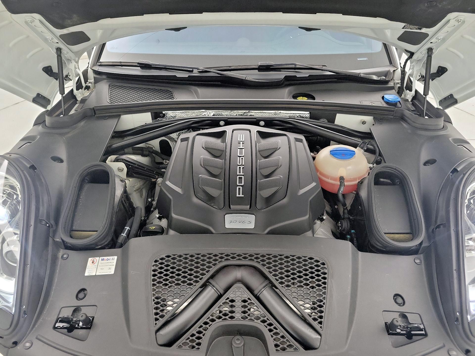Thumbnail: 2015 Porsche Macan - 20