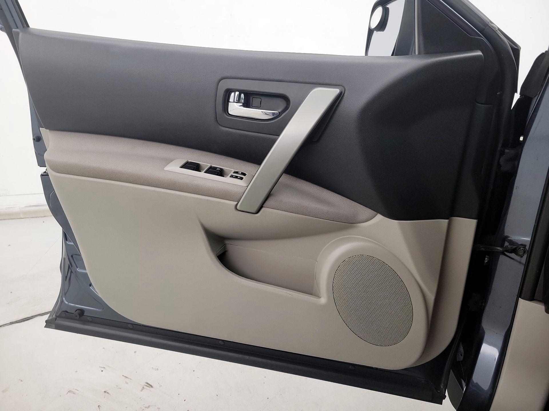 Thumbnail: 2015 Nissan Rogue - 12
