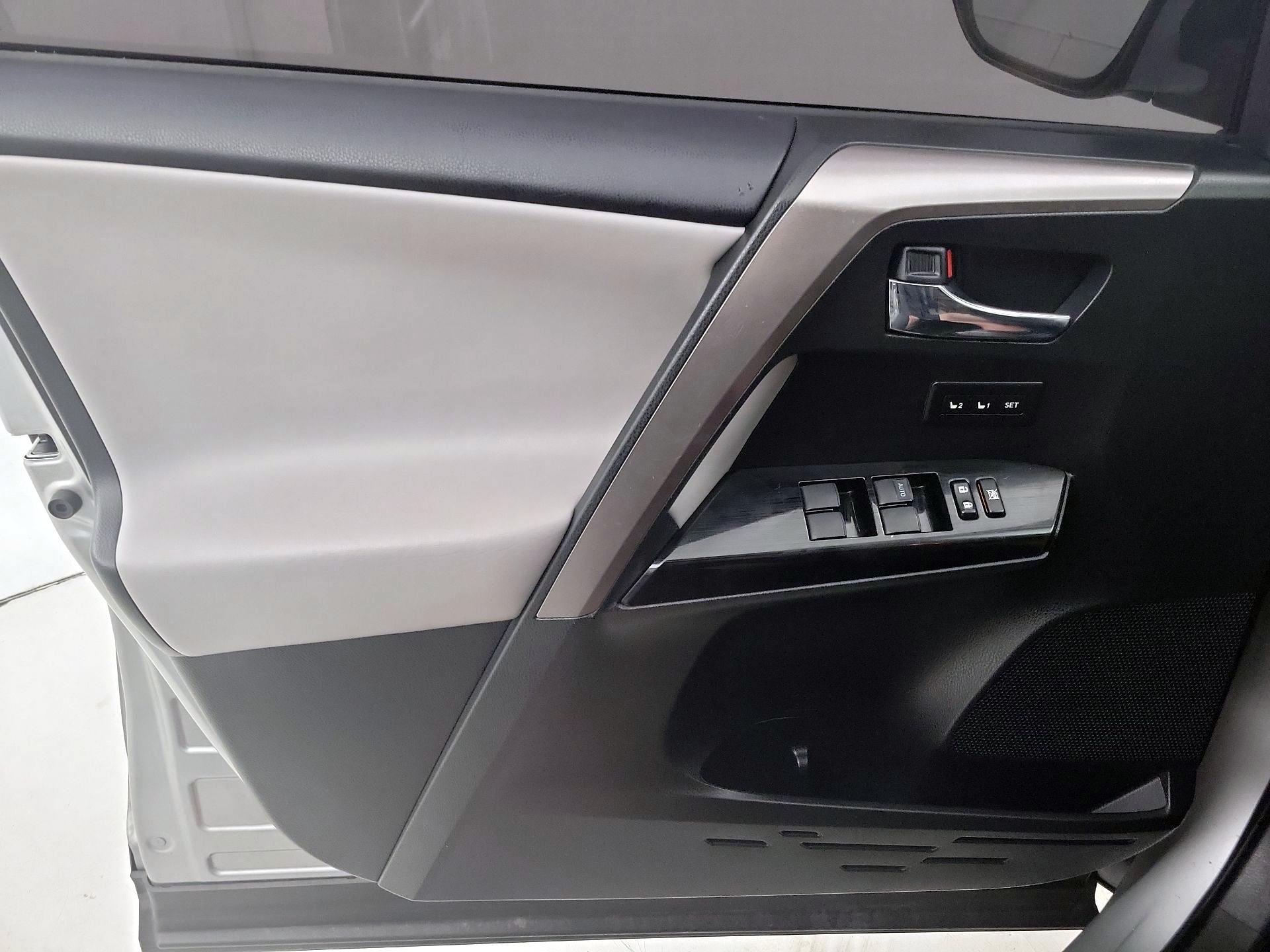 Thumbnail: 2018 Toyota RAV4 - 12