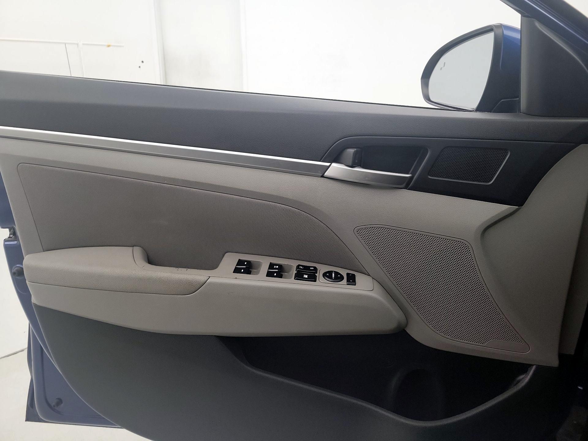 Thumbnail: 2020 Hyundai Elantra - 12