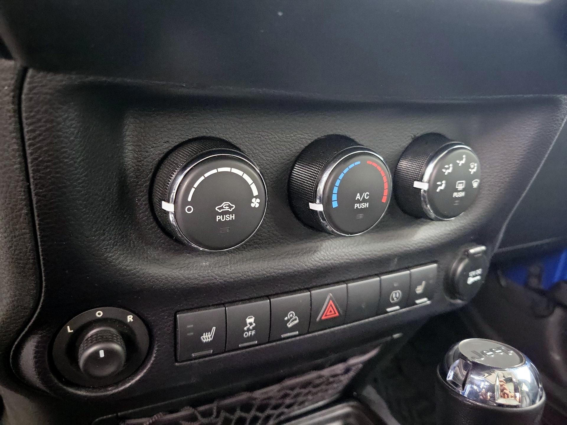 Thumbnail: 2015 Jeep Wrangler - 15