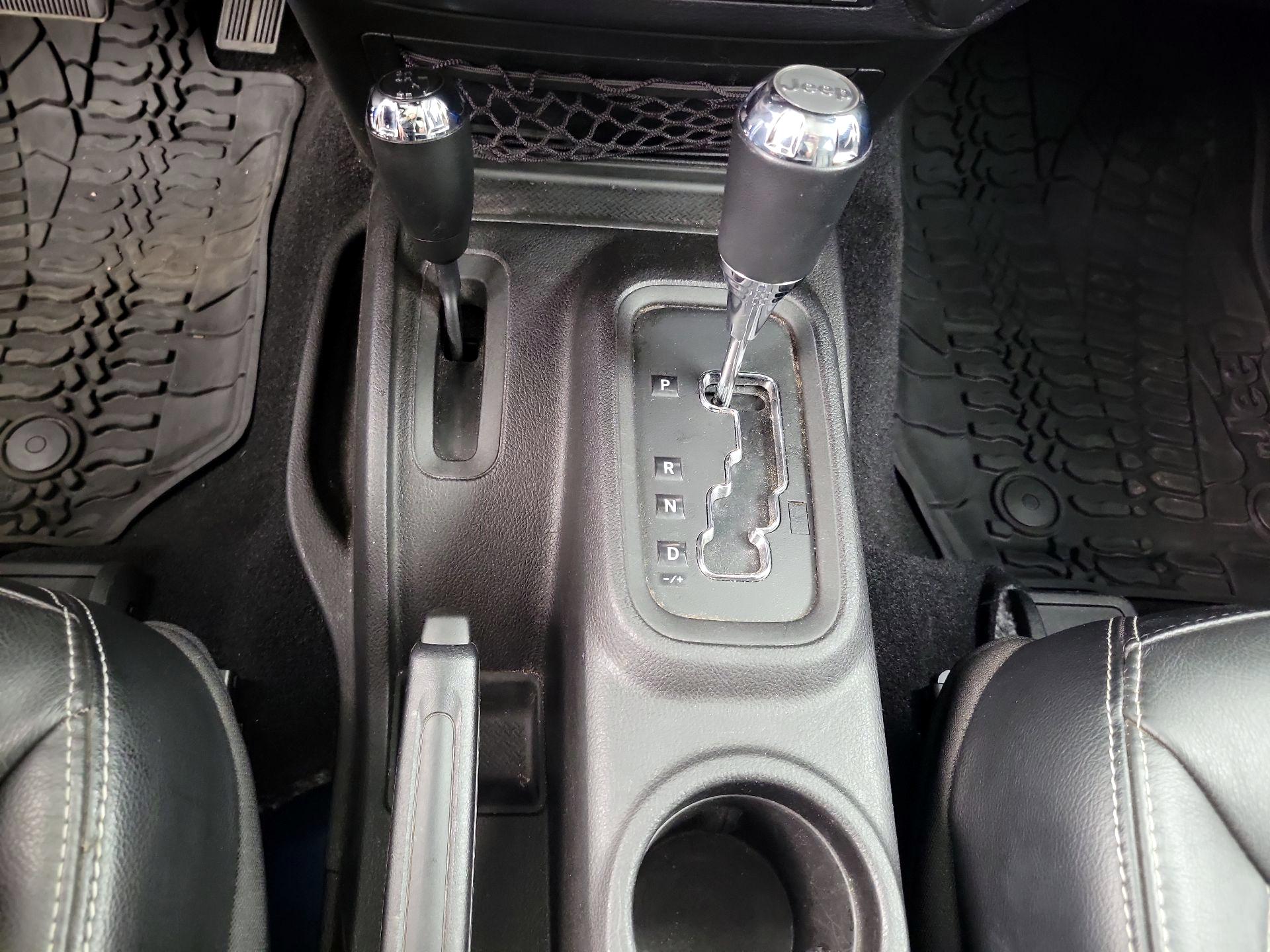 Thumbnail: 2015 Jeep Wrangler - 16