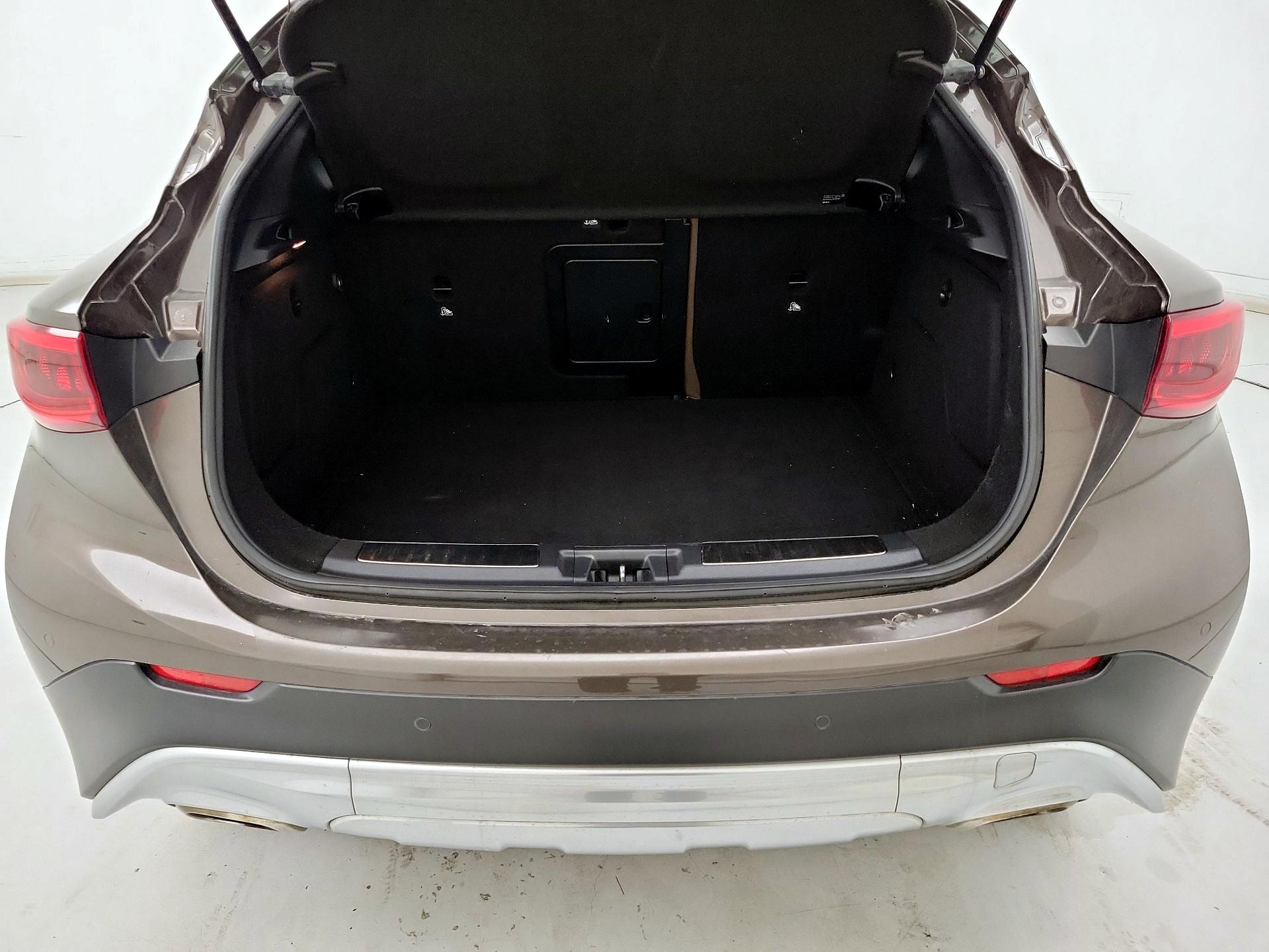 Thumbnail: 2017 INFINITI QX30 - 20