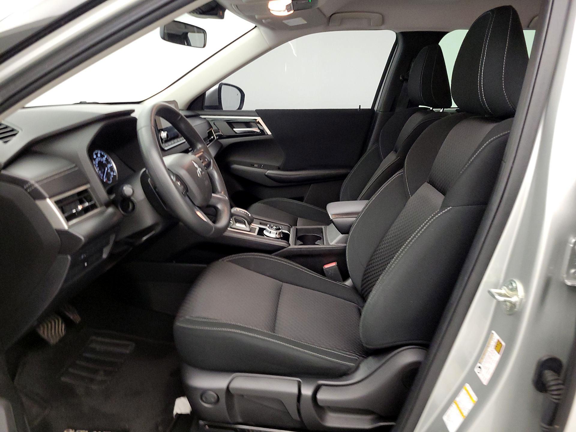 Thumbnail: 2022 Mitsubishi Outlander - 11