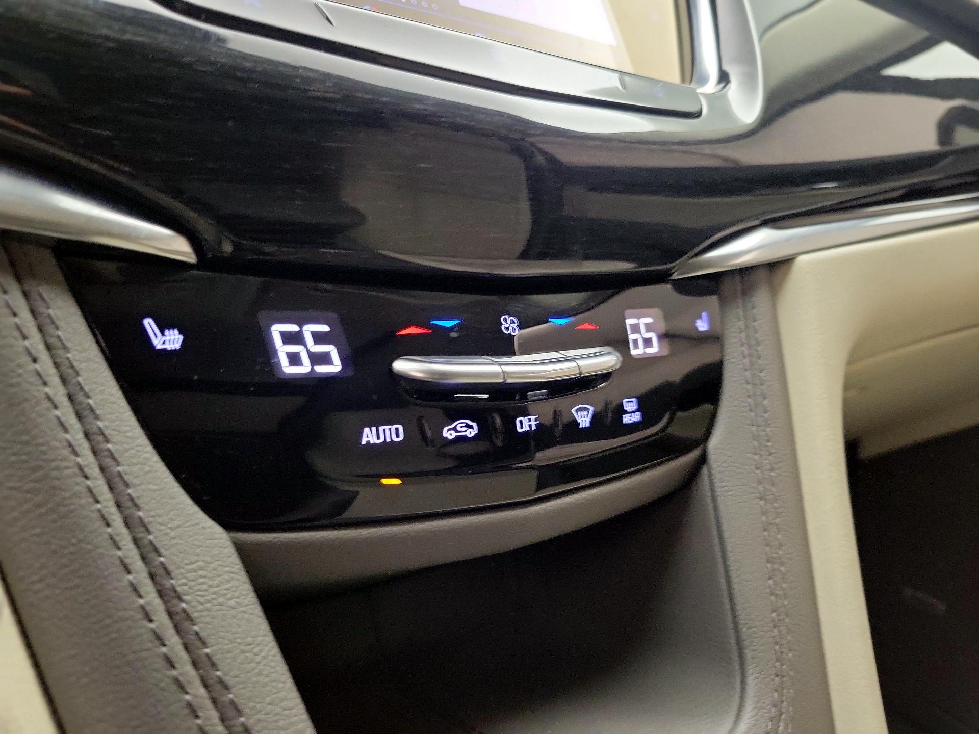 Thumbnail: 2021 Cadillac XT6 - 17