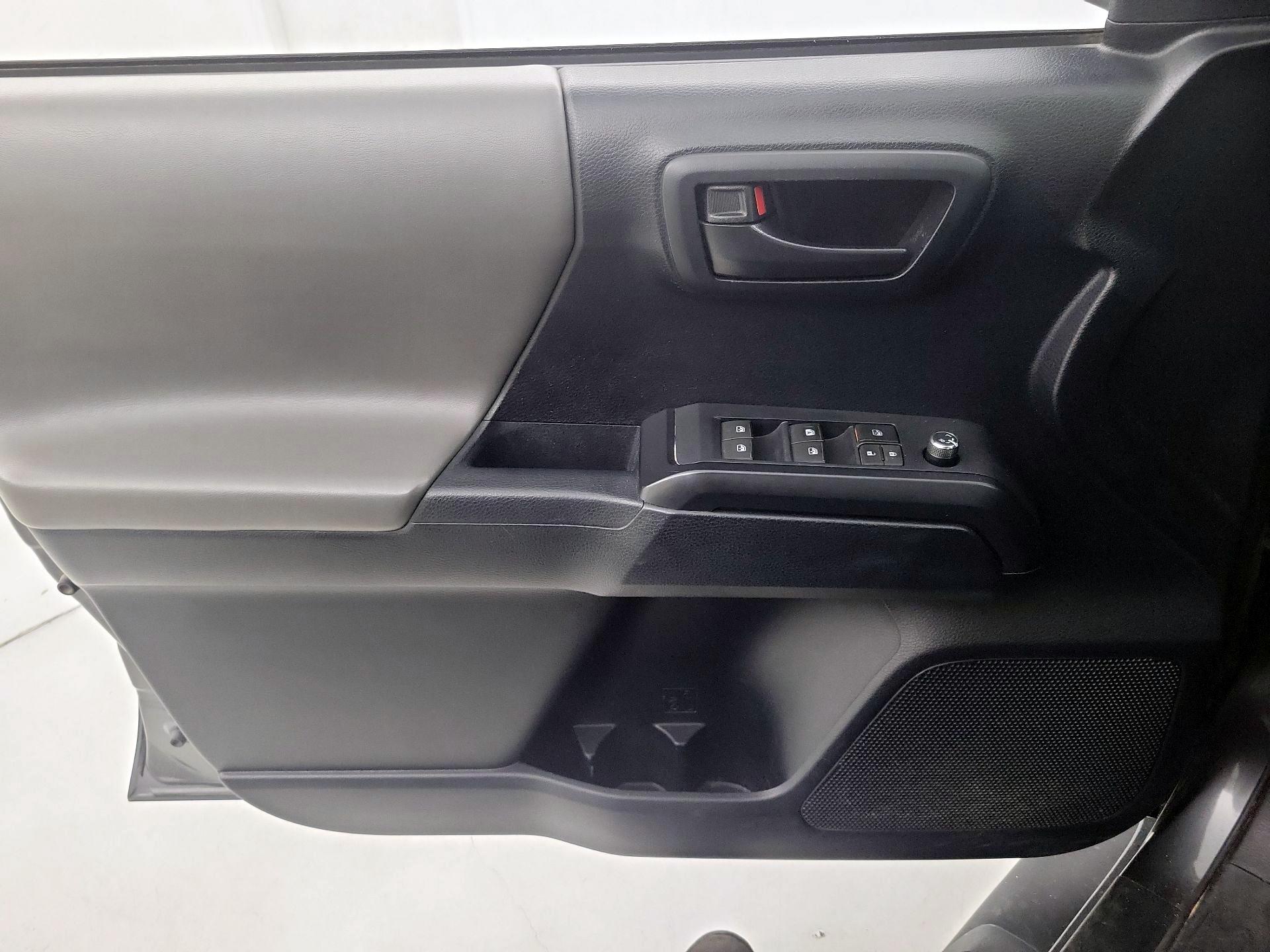 Thumbnail: 2016 Toyota Tacoma - 12