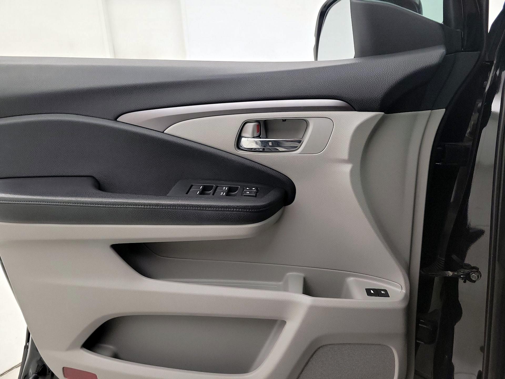Thumbnail: 2017 Honda Pilot - 12