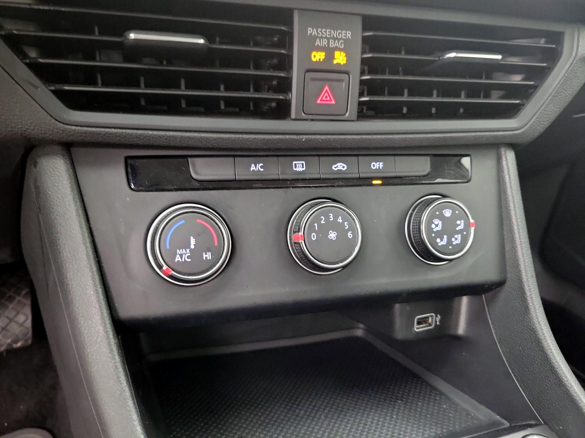 Thumbnail: 2019 Volkswagen Jetta - 16