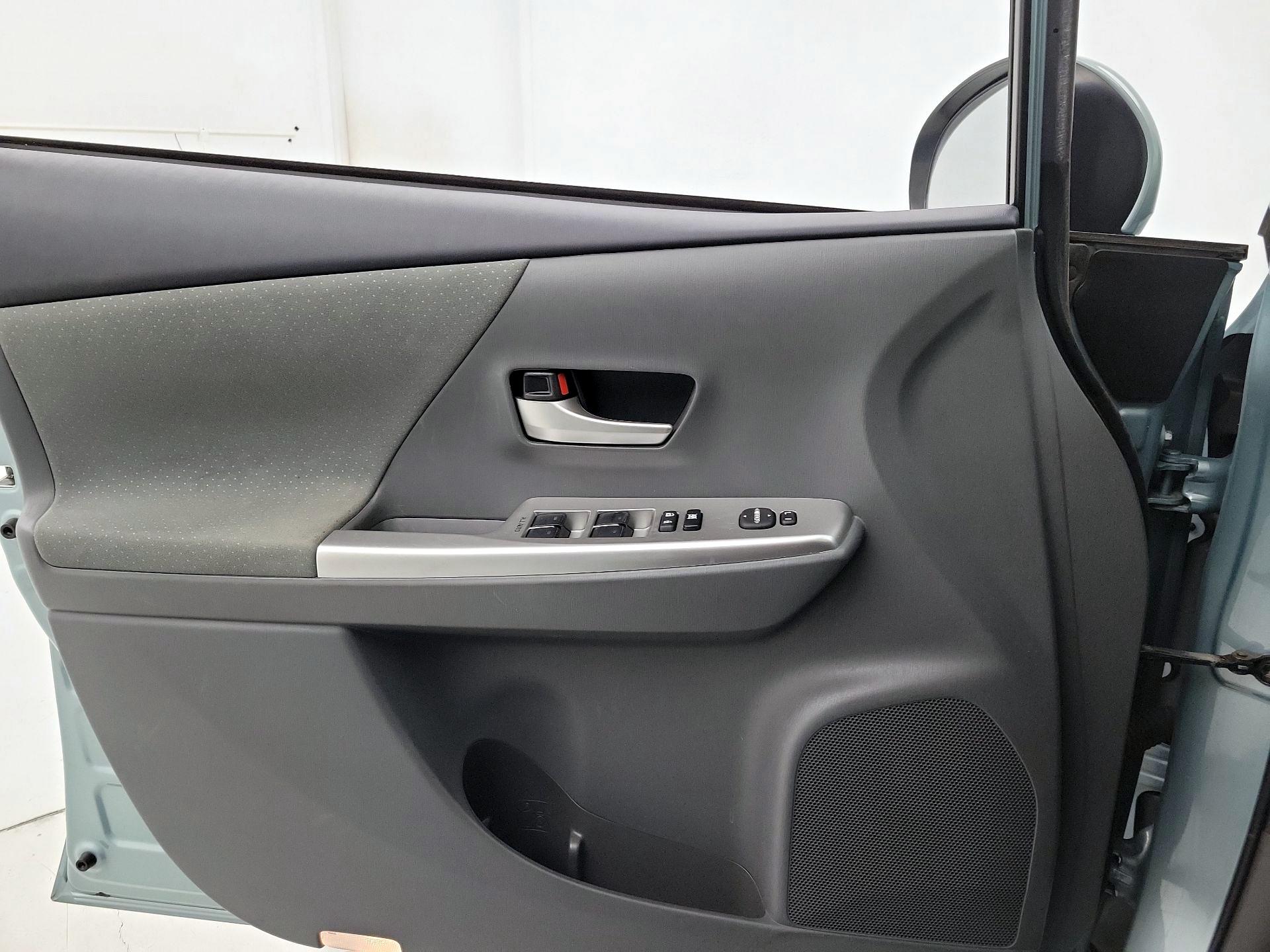 Thumbnail: 2013 Toyota Prius v - 12