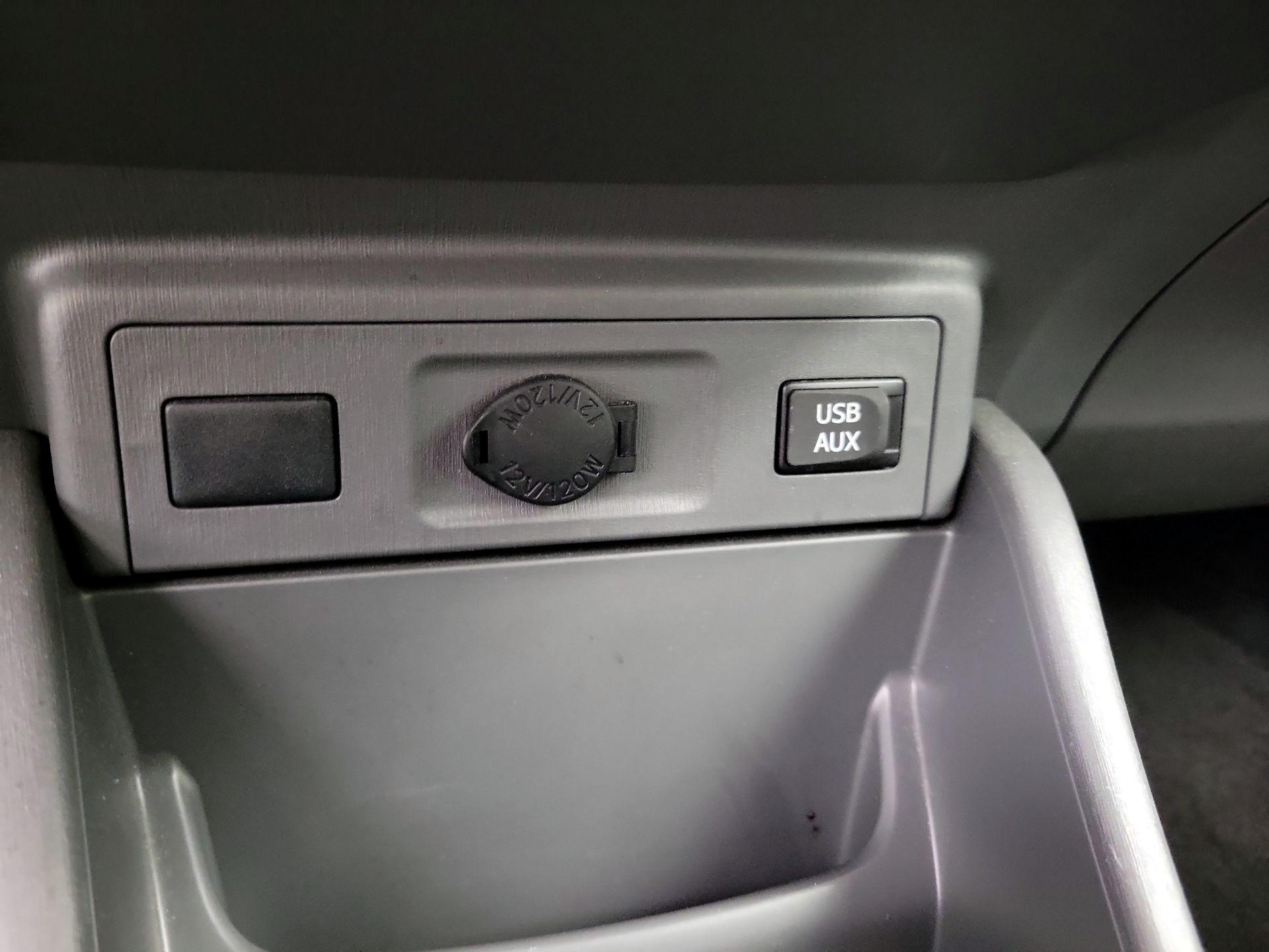 Thumbnail: 2013 Toyota Prius v - 18
