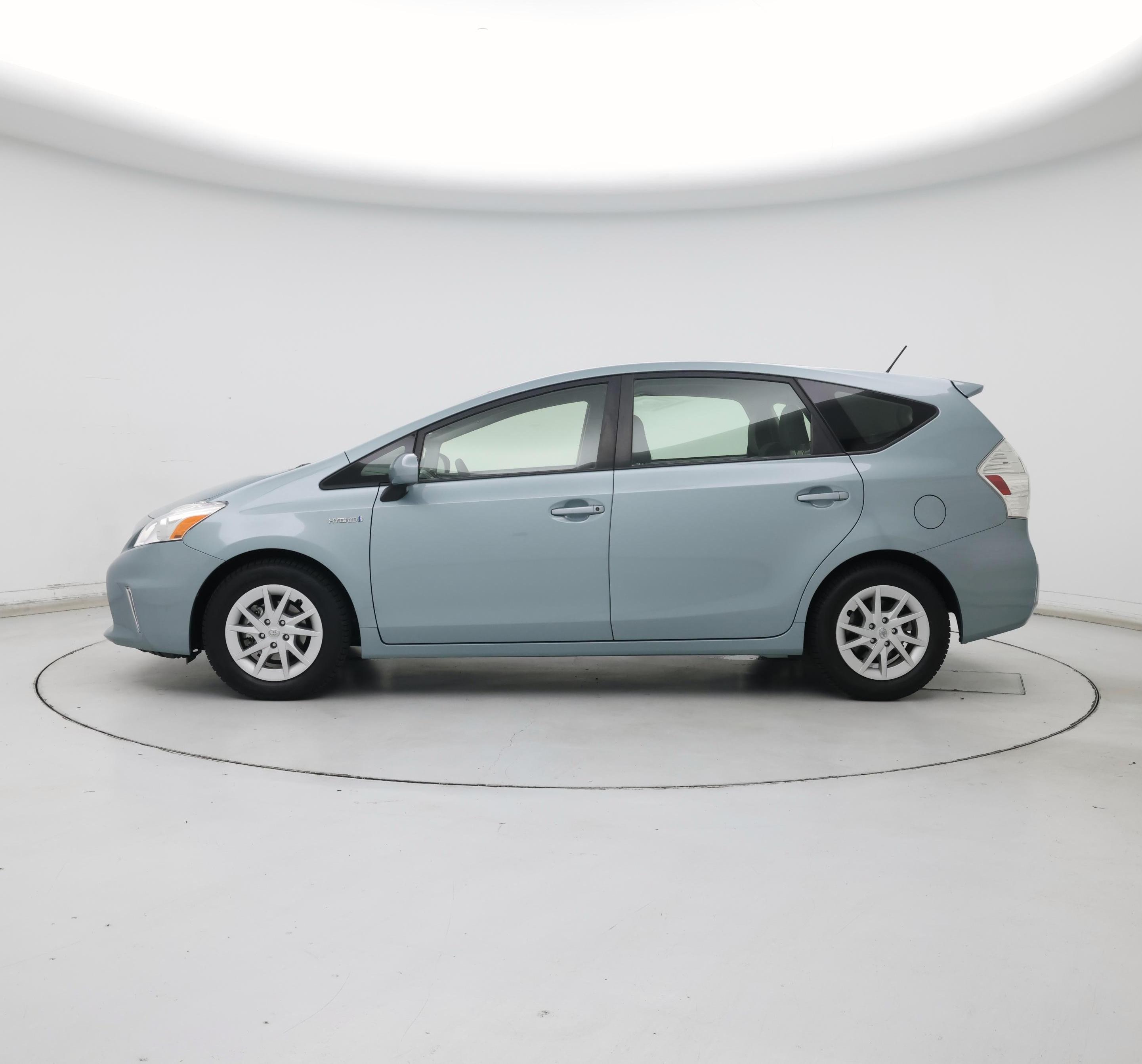Thumbnail: 2013 Toyota Prius v - 3