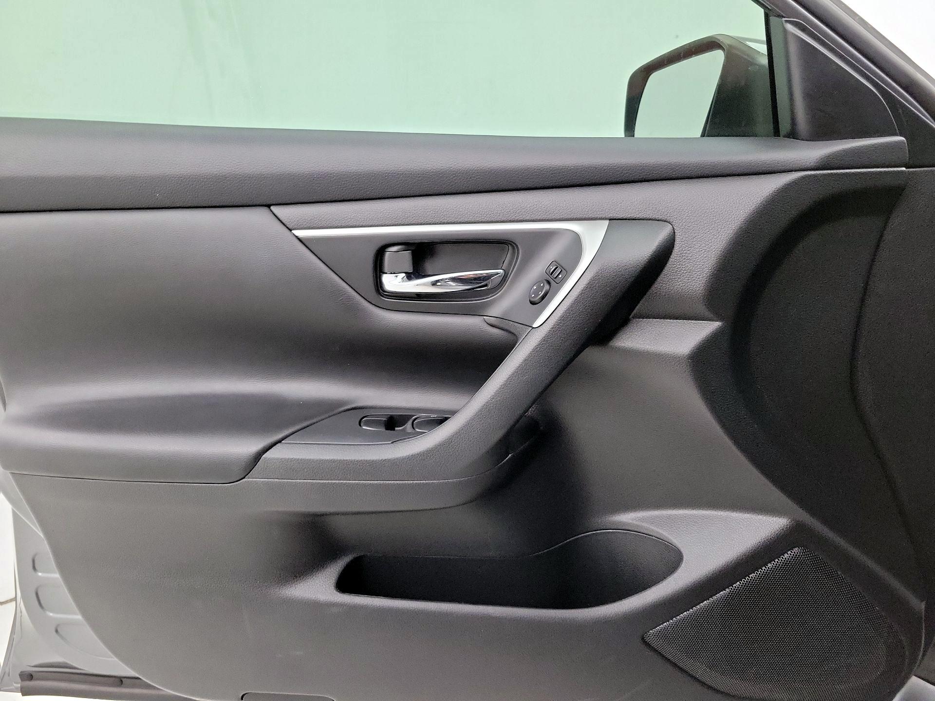 Thumbnail: 2017 Nissan Altima - 12