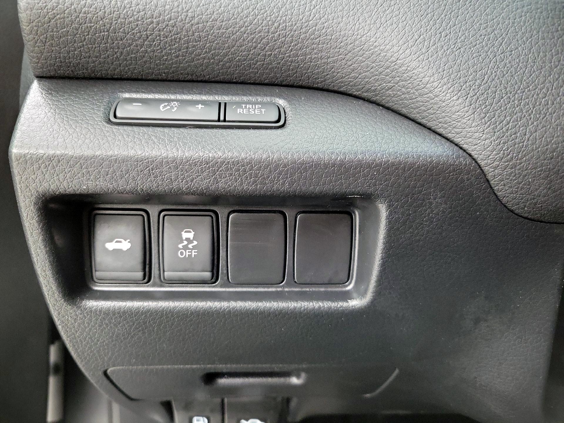 Thumbnail: 2017 Nissan Altima - 13