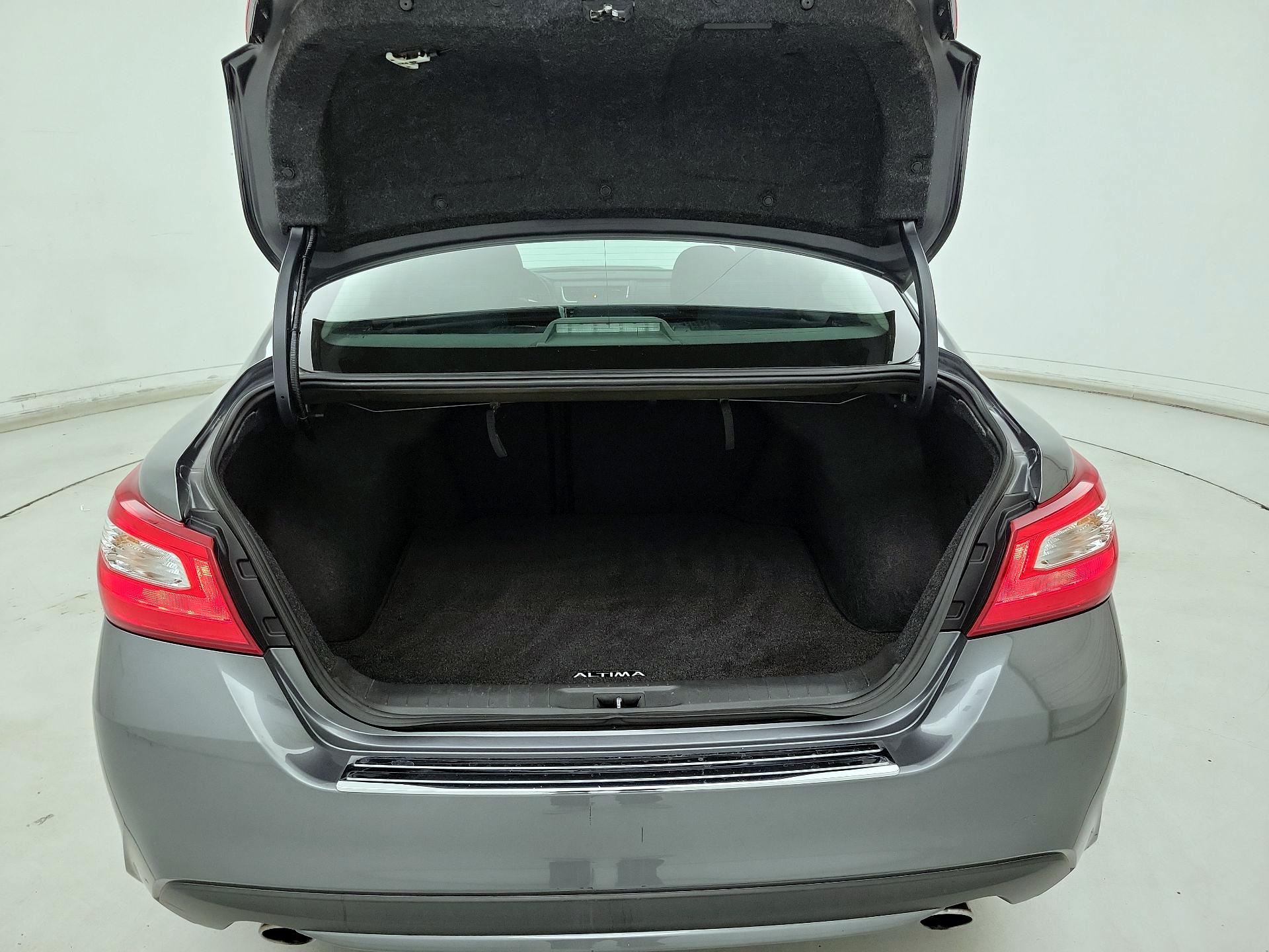 Thumbnail: 2017 Nissan Altima - 20