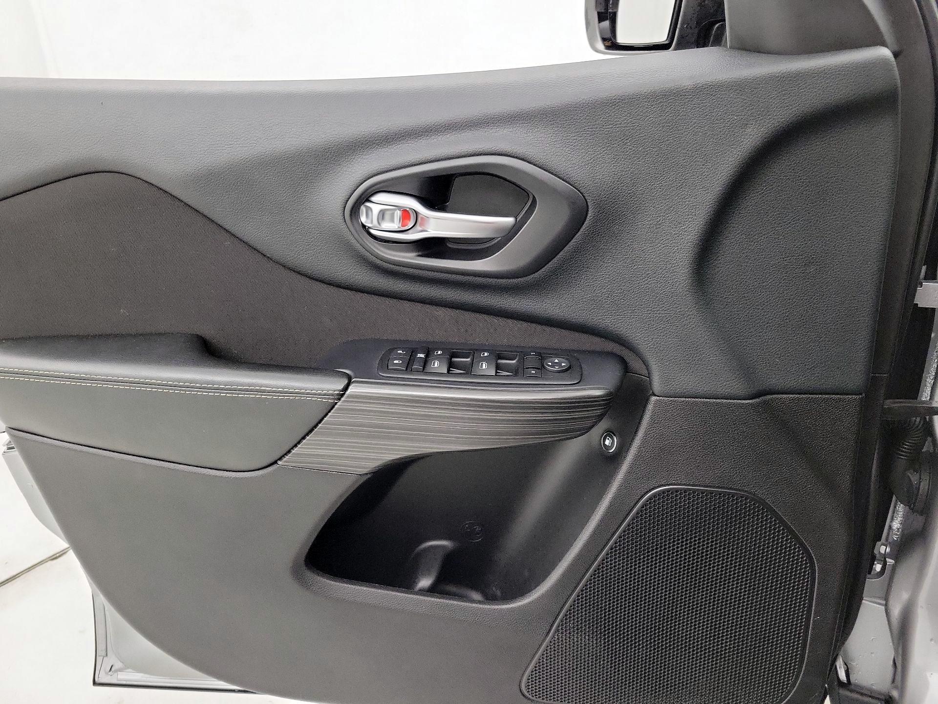 Thumbnail: 2015 Jeep Cherokee - 12