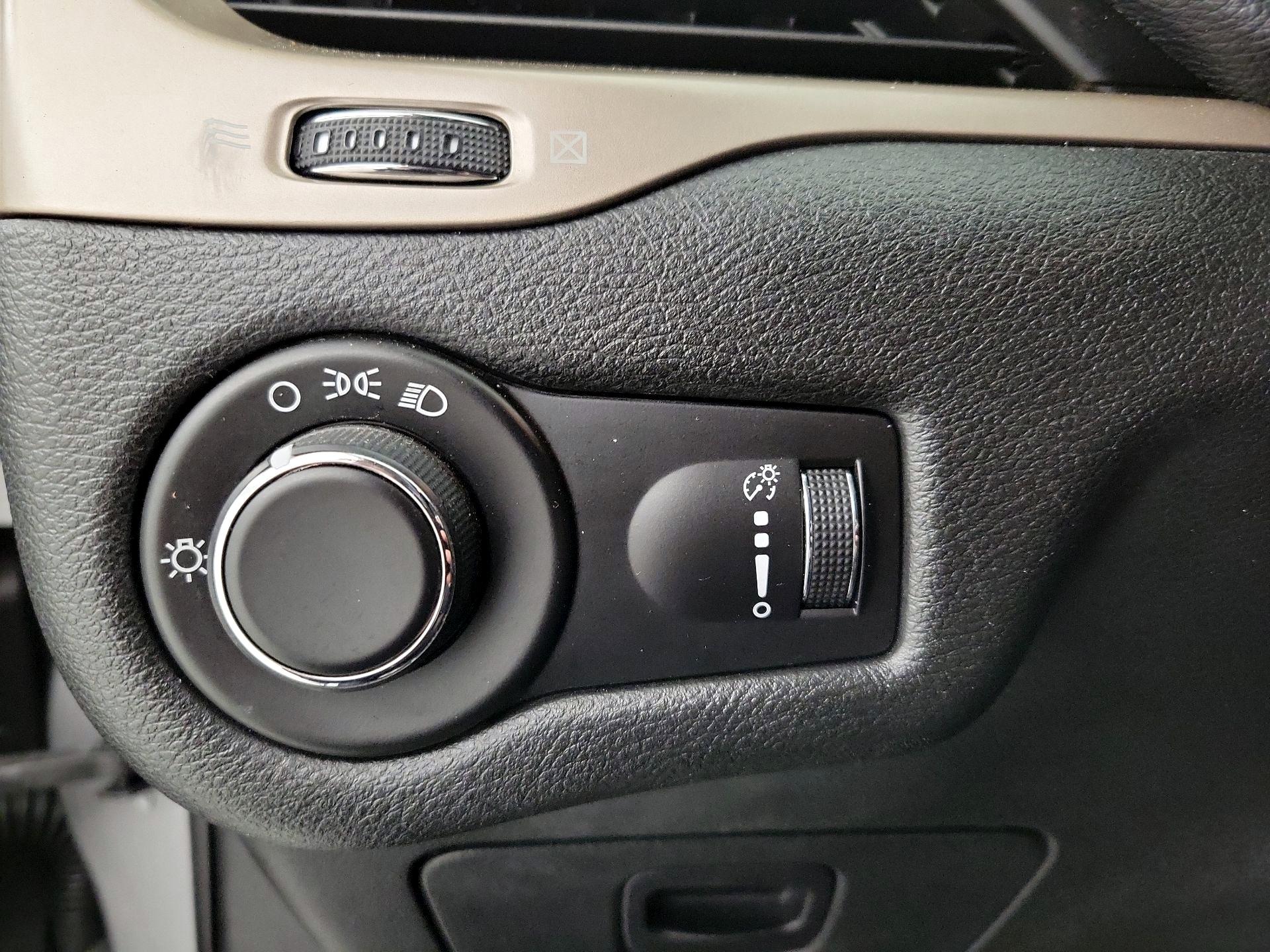 Thumbnail: 2015 Jeep Cherokee - 13