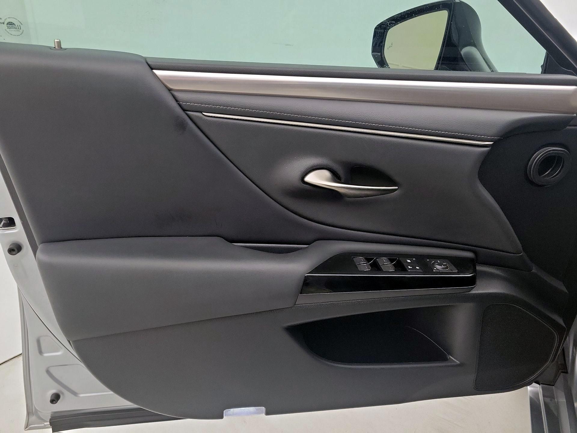 Thumbnail: 2022 Lexus ES - 12